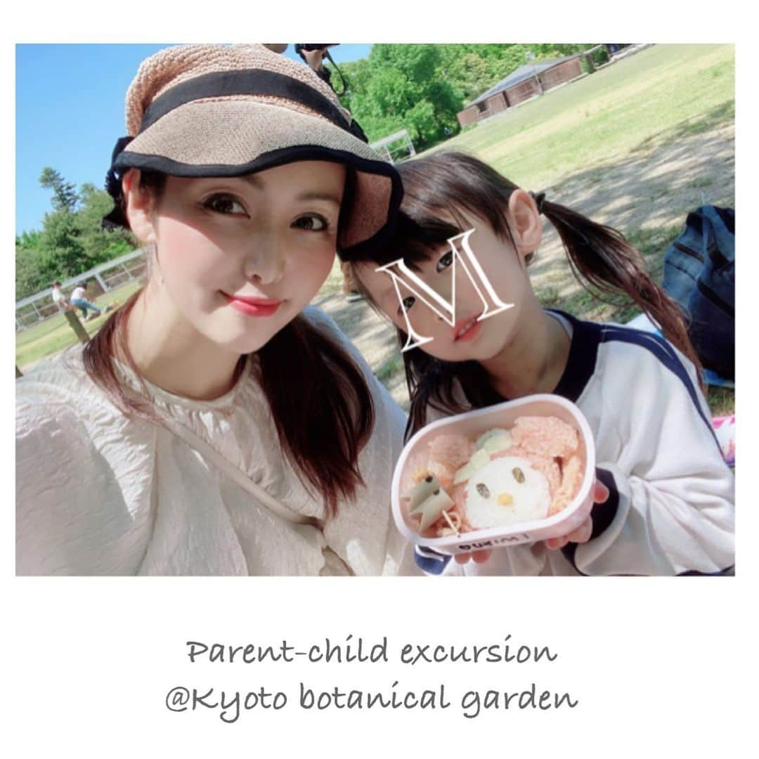 澤野井香里さんのインスタグラム写真 - (澤野井香里Instagram)「植物園で#親子遠足 ＾＾♪ 春の暖かい気候の中、一緒にシート敷いてお外でお弁当🍙食べて、お友達と1日中たくさん遊んで親子で満喫⭐️ 簡単に作った#マイメロ弁当 も喜んでくれた♡  クラス対抗のリレーはMを抱っこしながら久しぶりに走ってみたり🏃💨笑  女の子集まると、『私はベル👸　あなたは？』『私はシンデレラ🏰✨』と女子会してて女の子の会話が可愛い🍦💕  かと思えば、お兄ちゃんの影響で虫好きのMはミミズ🐍振り回して遊んでるし😂  今まで当たり前にあった行事の親子遠足も、小学校に入るとパタリとなくなるので貴重な時間🥰  #ks_23✨ #ks_kyoto✨ #京都 #北大路 #京都植物園 #年少 #4歳 #4歳女の子 #ママリ #コドモノ#女の子ママ #男の子ママ　#ママライフ #こどもとおでかけ #ks_dau #ks_dau_2022 　#M🍒_  #👧🏻」5月10日 4時41分 - kaori_sawanoi