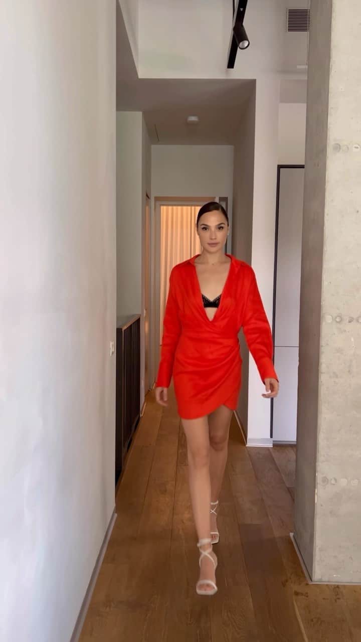 ガル・ガドットのインスタグラム：「💃🏻」