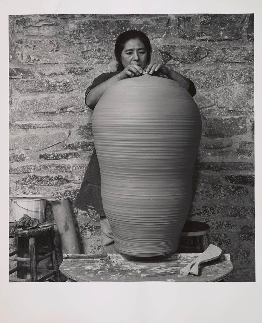 スミソニアン博物館さんのインスタグラム写真 - (スミソニアン博物館Instagram)「When Toshiko Takaezu was creating large sculptures in the 1970s, some taller than she was, other artists expressed shock that a woman could make such big artworks.  Takaezu was a trailblazer in ceramic art, best known for her closed-vessel sculptures. She merged aspects of Japanese tea ceremony, calligraphy and American Abstract Expressionism to create a new style from these art traditions.  This 1974 photo of Takaezu is included in her papers in our @archivesamerart. Swipe to see her "Closed Form"—porcelain and glaze, ca. 1980s or 1990s—in our @americanart's collection. #AANHPI」5月10日 5時29分 - smithsonian