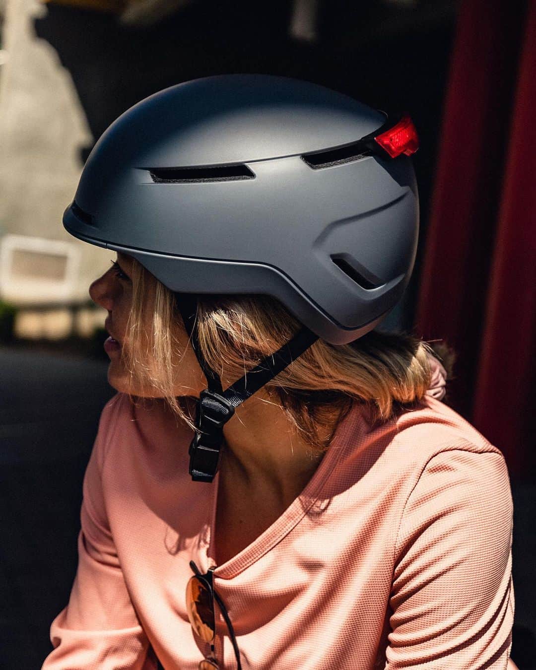 Smithのインスタグラム：「What does it mean for a helmet to be eBike rated? NTA-8776 or “eBike” helmet certification is a Dutch-created safety agreement that protects against higher impact speeds and covers a larger part of the head. The US and the EU have yet to set a standard for this which is why we certify to the Dutch standard NTA-8776 in our Dispatch eBike helmet. To learn more about eBike helmet certification, pedal to the link in our bio.」
