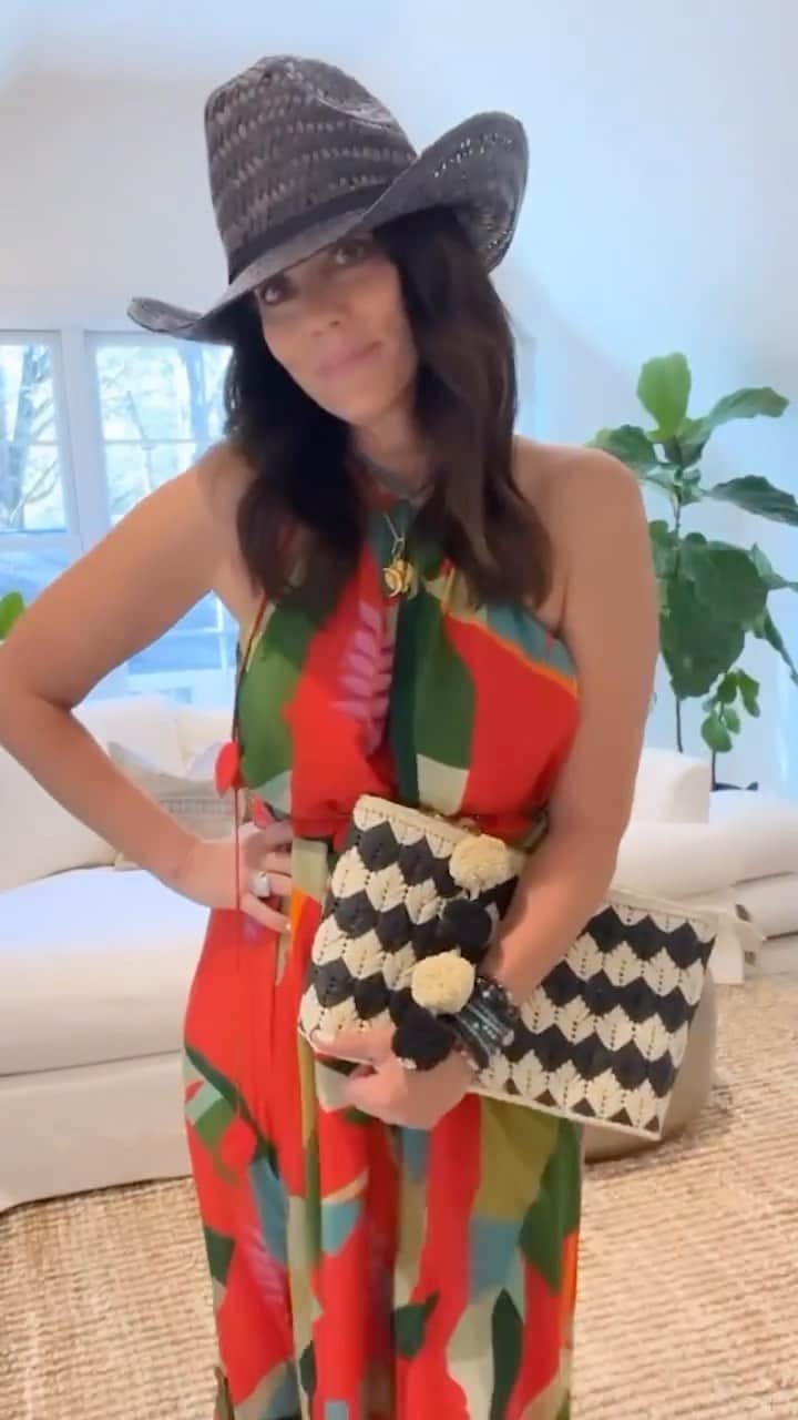 Nordstromのインスタグラム：「✨Today’s Stylist Tips✨​  Summer style goals: prints and more prints! We asked stylist @rosehayes for the trend’s need-to-knows:​  ✔️Mix and match patterns for a free-spirited look.​ ✔️Extend your wear time with white layers.​ ✔️Let your shoes take it from casual to dressy.​  Book a free styling session for more tips tailored just for you at link in bio.​」