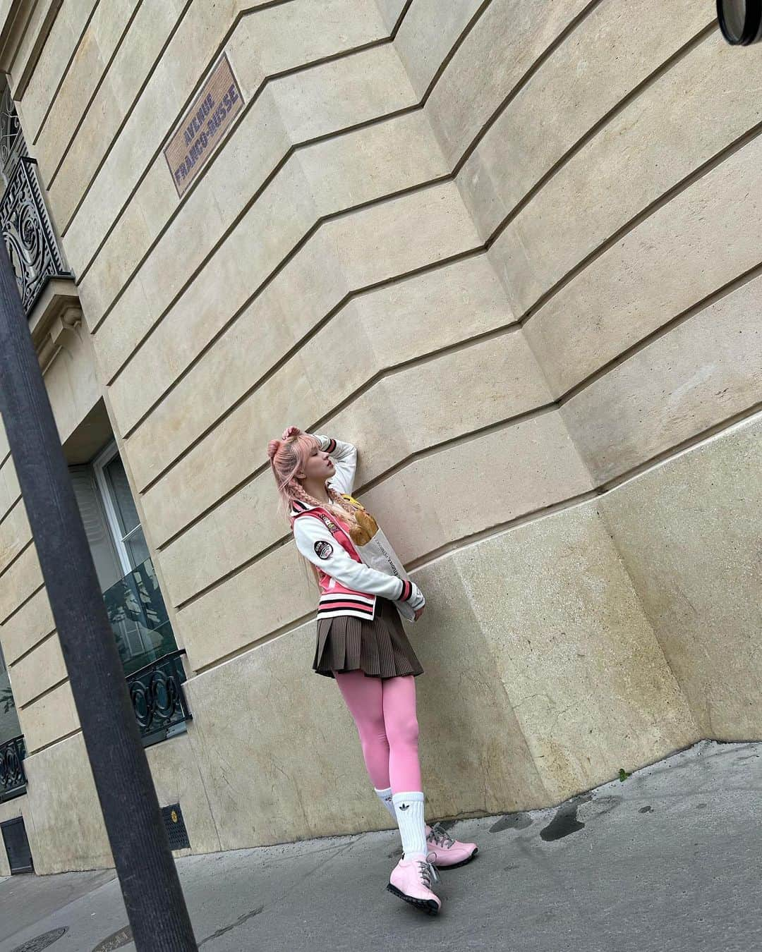 NMIXXさんのインスタグラム写真 - (NMIXXInstagram)「Come romanticise Paris with me 🥖 #MIXXPEDIA #PICK_PARIS #NMIXX #엔믹스 #LILY #릴리」5月10日 6時13分 - nmixx_official