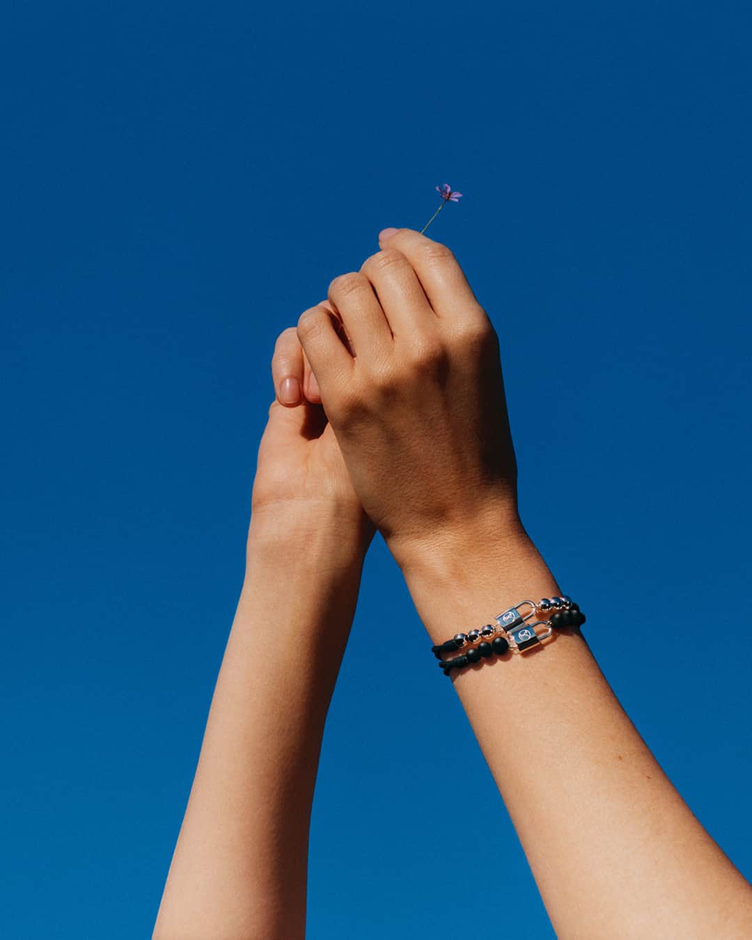 ルイ・ヴィトンさんのインスタグラム写真 - (ルイ・ヴィトンInstagram)「#MAKEAPROMISE to children in need with #LouisVuitton's new Silver Lockit bracelets. Evoking the spirit of giving, House Ambassador #ChloeGraceMoretz stars in the Maison's latest campaign. Learn more about the @UNICEF partnership via link in bio.   UNICEF does not endorse any company, brand, product or service.」5月11日 1時00分 - louisvuitton