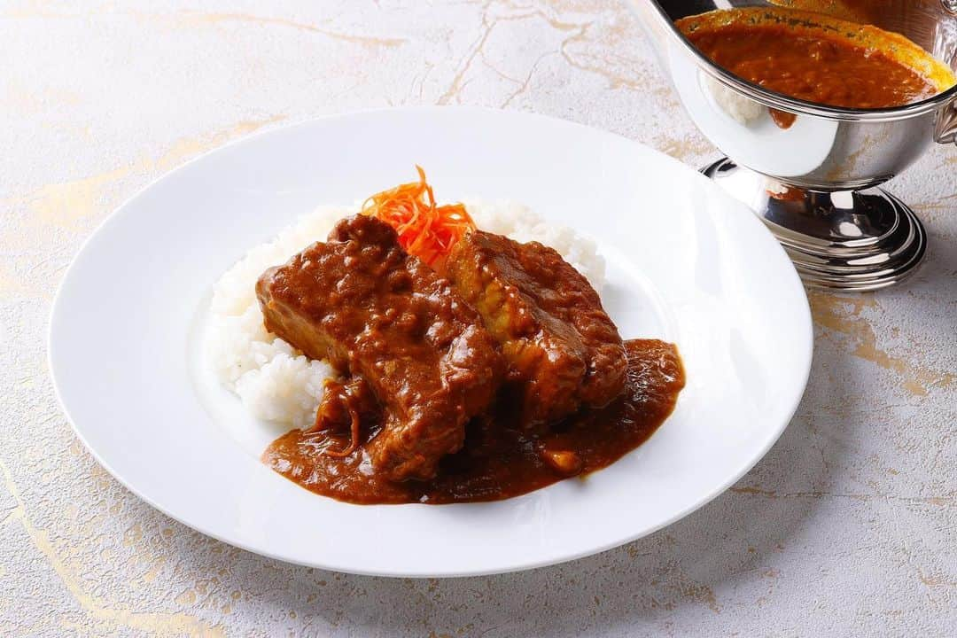 東京會舘のインスタグラム：「【ジューシーなお肉を味わう！ スペアリブの煮込みカレー】 皆様、GWはどのように過ごされましたでしょうか。夏本番を迎える前に体を元気づけるカレーライスのご紹介です。 ロッシニテラスでは、5月31日(水)まで、期間限定メニューとして、じっくり煮込んだお肉が食欲をそそるポークスペアリブのカレーをご提供しています。時間をかけた丁寧な調理により、お肉のおいしさを引き出すとともに、オレンジの果汁やチャツネをアクセントに加えることで、初夏のシーズンにふさわしいカレーに仕上げています。ぜひご賞味ください。 ⁡ ●柑橘香る　ポークスペアリブの煮込みカレー ポークのスペアリブを煮込んだ、お肉の旨味を味わっていただけるカレー。アクセントとして加えたオレンジの果汁やチャツネの爽やかな香りが、カレーの風味を引き立てます。 ⁡ #東京會舘 #ロッシニテラス #ロッシニ #丸の内 #丸の内ランチ #期間限定 #ランチ #ディナー #煮込み #カレー #カレーライス #煮込みカレー #ポークスペアリブ #スペアリブ #初夏 #tokyokaikan #tokyo #marunouchi #rossini #tokyofood #instafood #foodie #japanese #japanesefood #lunch #dinner #curry #sparerib」