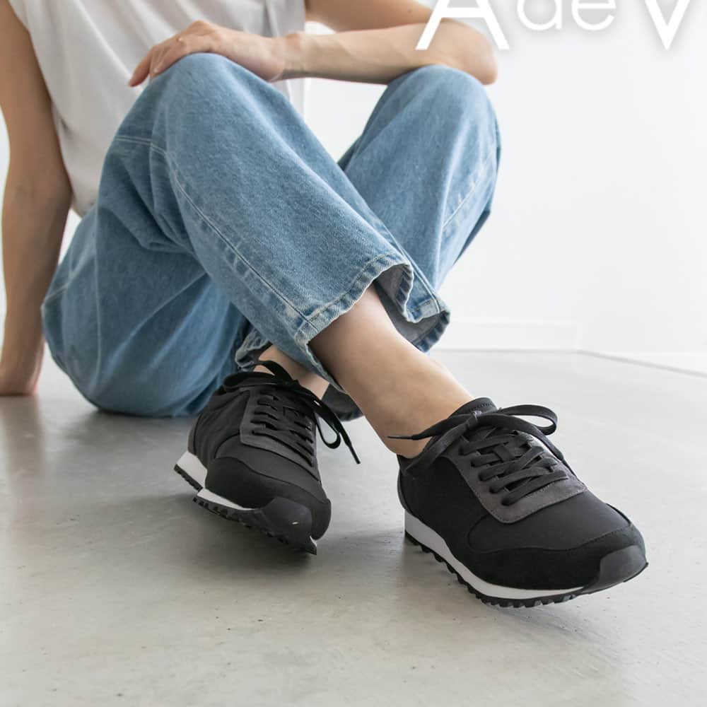 AdeVivreさんのインスタグラム写真 - (AdeVivreInstagram)「A deVivre × Unisex Sneakers  カジュアルながらも足元を品良く見せるサステナブルスニーカーの販売をスタート。 踵部分と足裏全体のクッションが柔らかくフィットし快適な履き心地が魅力です。 サイズ展開は22.0cm～28.0cmとユニセックス対応した7サイズとなります。 またアッパー材の一部にサステナブル素材（再生ポリエステル）を使用。 再資源化を活用することで限りある資源を守る取り組みを行っています。  サステナブル 6ホールレディーススニーカー(品番:VH31274)/16,940円(税込) サステナブル 6ホールメンズスニーカー(品番:VH31277)/16,940円(税込) サステナブル ランニングソール レディーススニーカー(品番:VH31351)/14,960円(税込) サステナブル ランニングソール メンズスニーカー(品番:VH31352)/14,960円(税込)  ※横浜ジョイナス店ではメンズスニーカーのお取り扱いはございません。  *取り扱い店舗 ルクアイーレ店 エキエ広島店 京都藤井大丸店 大船ルミネウィング店 横浜ジョイナス店（レディーススニーカーのみ） オンラインストア . . オンラインストアはいつでも送料無料（備品を除く） ご自宅でのオンラインショッピングをお楽しみください @adevivre . .  #adevivre #shoes #new #靴 #japan #fashion #outfit #sneakers #sustainable #unisex #アドゥヴィーヴル #サステナブル #スニーカー #ユニセックス #スニーカーコーデ」5月10日 12時02分 - adevivre