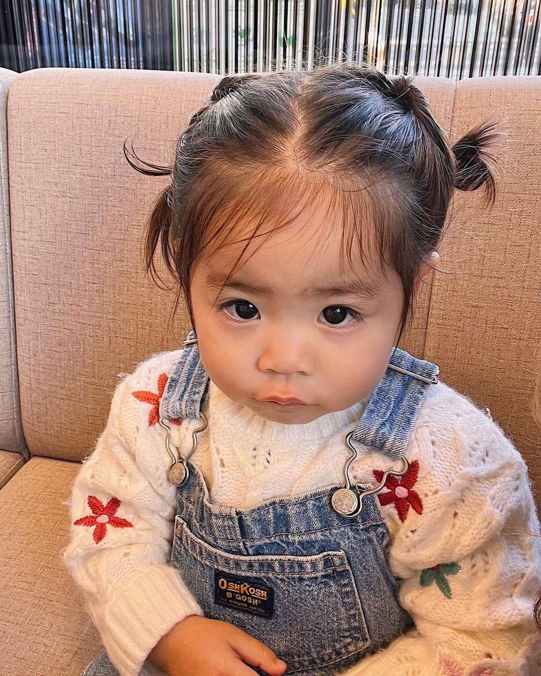 のインスタグラム：「いつかの👧🏻👩🏻‍🦰👖💙  みんなですずめ観に行った日🍿❤️ 号泣だったなぁ、、、🥲  またんのオシュコシュは 長男の時からのお下がり👦🏽👖  丈夫で質の良いお洋服は 何年も大切にとっておく🥰❤️  #家族コーデ#兄弟コーデ#リンクコーデ#シミラールック#デニムコーデ#ママコーデ#3兄妹#お揃い#お揃いコーデ#ZARA#ZARAKIDS#3兄弟コーデ#息子コーデ#娘コーデ#family#denim#coordinate#japan」