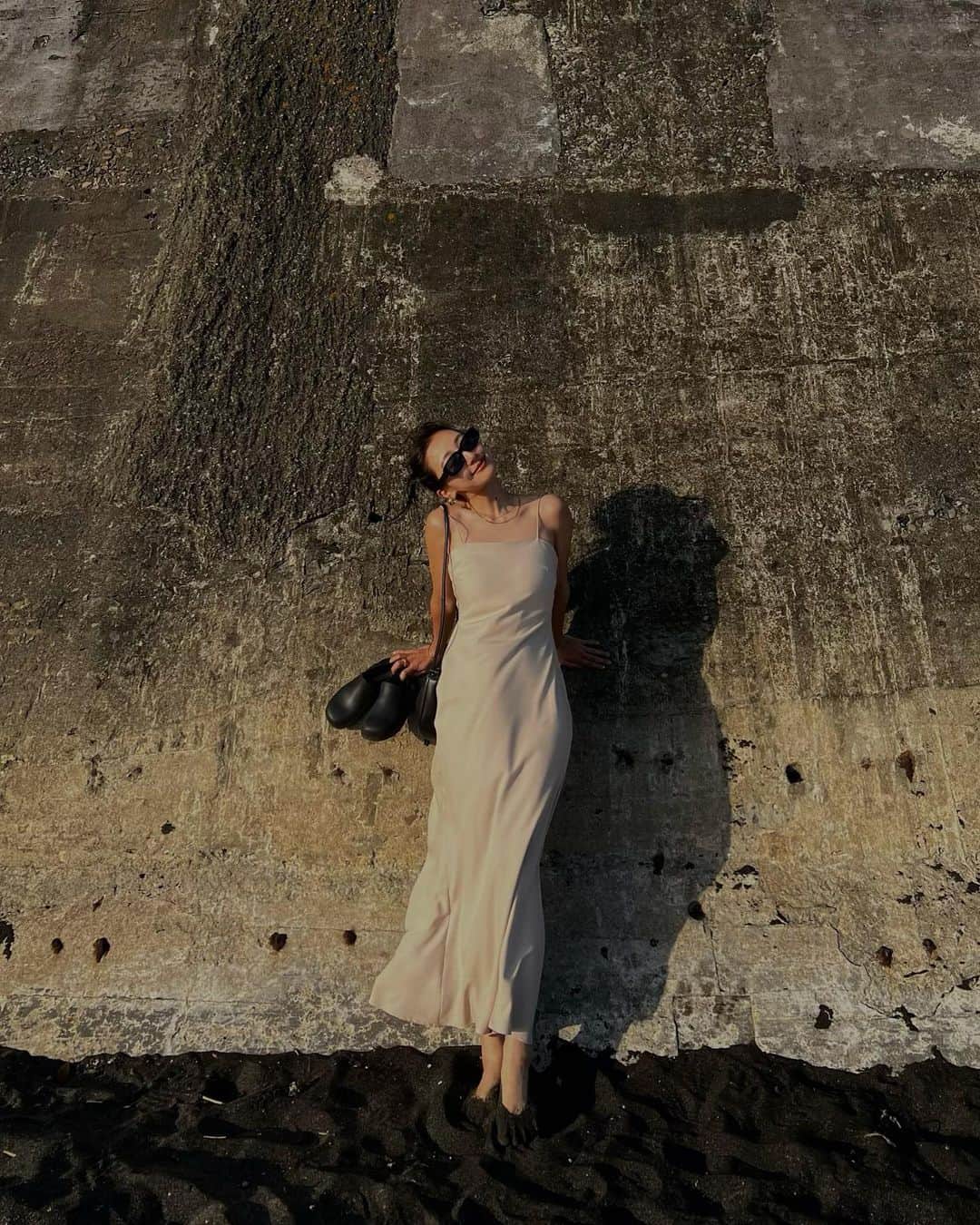 Icumi Oohamaのインスタグラム：「🩶  サマードレスが着れるほど暖かかった日。 やはり夏が一番好きだー♩  dress @searoomlynn_official」