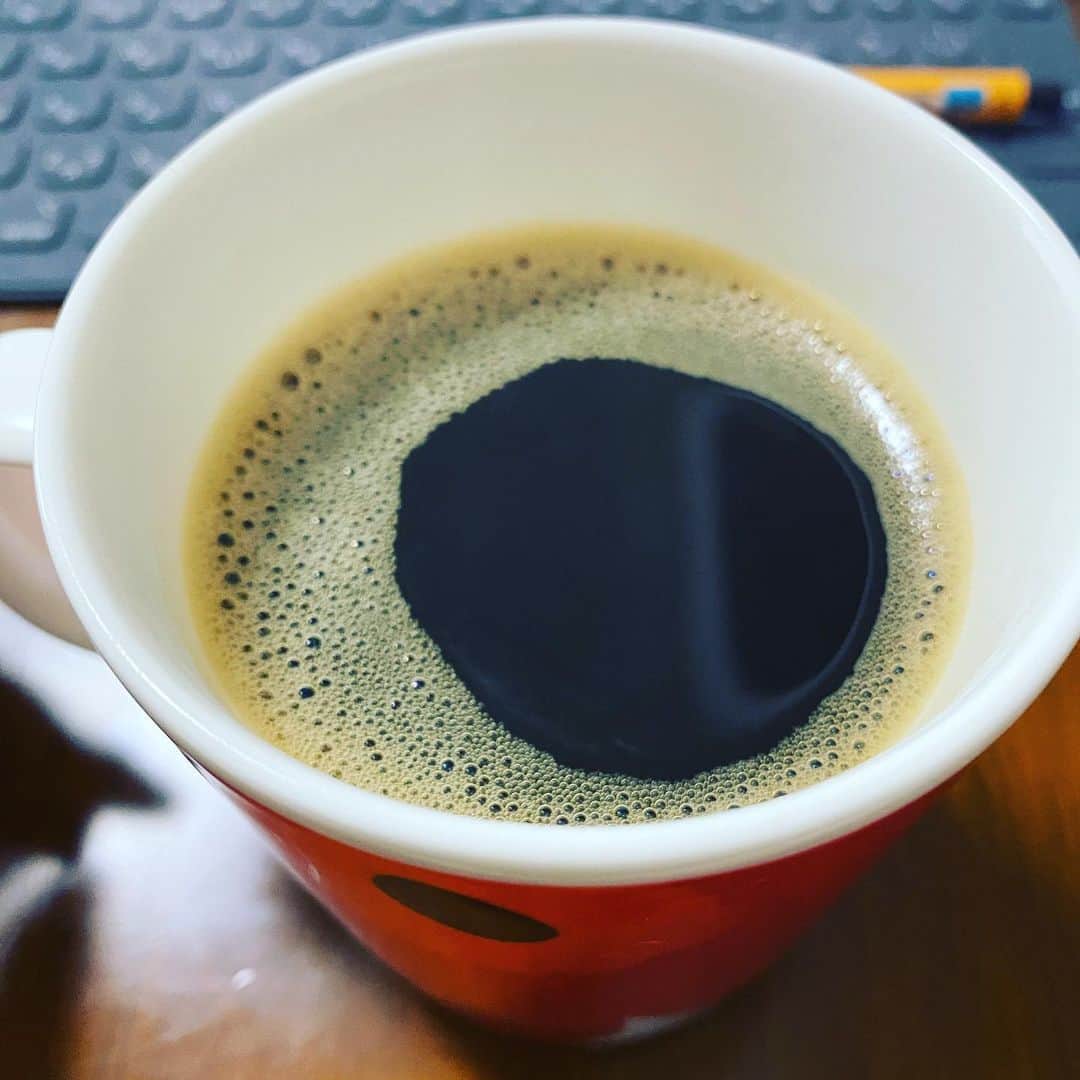 のインスタグラム：「コーヒーチャレンジ☕️  おはようございます！ 本日もコーヒーから！ (56日目)  昨日パン屋の通販のことをストーリーに載せたら予想以上の反響がありびっくりしてます。沢山のお問合せ、ありがとうございます🙏️✨  皆さんのご要望にお応えできるように、カバ動きます！👍️✨  さぁ本日は、祇園花月でアキ新座長新喜劇２日目です。 少しでも盛り上げれるように頑張ります！是非笑いに来てくださいね😊  皆さん、今日も良い一日を！  #吉本新喜劇 #カバ #コーヒーチャレンジ #苦手なコーヒーをお茶の感覚で飲めるようになるまでの道のり #コーヒー #coffee #コーヒーチャレンジ #coffeechallenge #カフェ #Cafe #吉本新喜劇 #yoshimotoshinkigeki #カバ #kaba #カフェ巡り #喫茶店巡り #カバッチグー #どーゆーそれー #次はどこでコーヒー嗜も？ #皆さん、今日も良い一日を！」