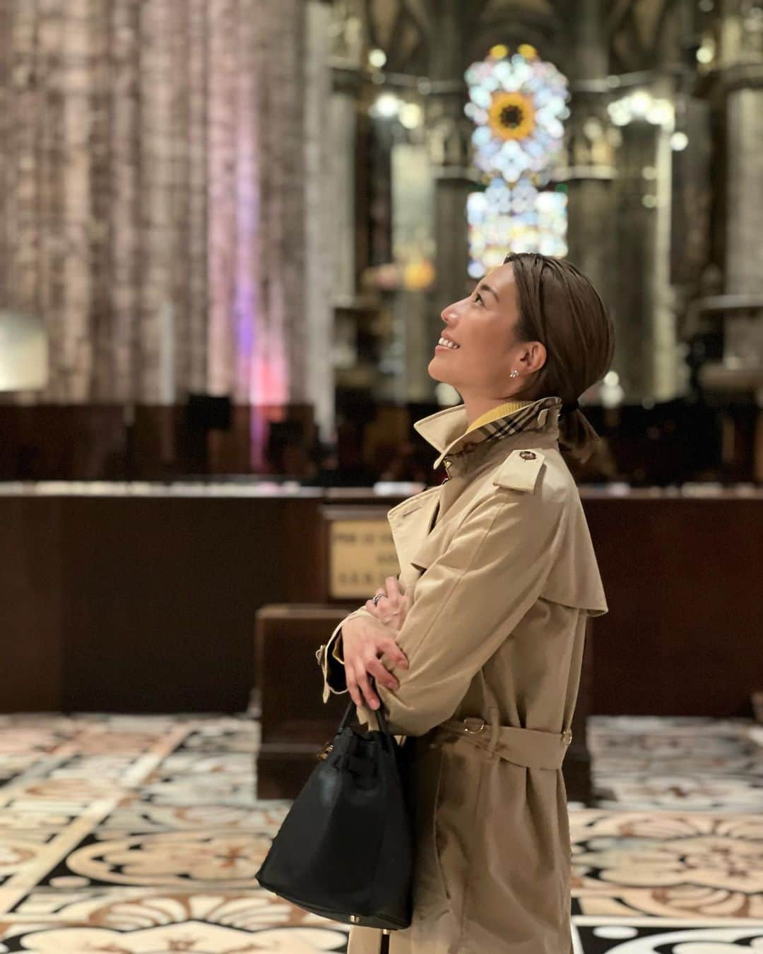 黒ユイさんのインスタグラム写真 - (黒ユイInstagram)「#duomo #duomomilano  #ドゥオーモ　の中💒 ステンドグラスも綺麗だった✨ #イタリア #イタリア旅行 #ミラノ　#italy #milano」5月10日 7時08分 - yui_my_life