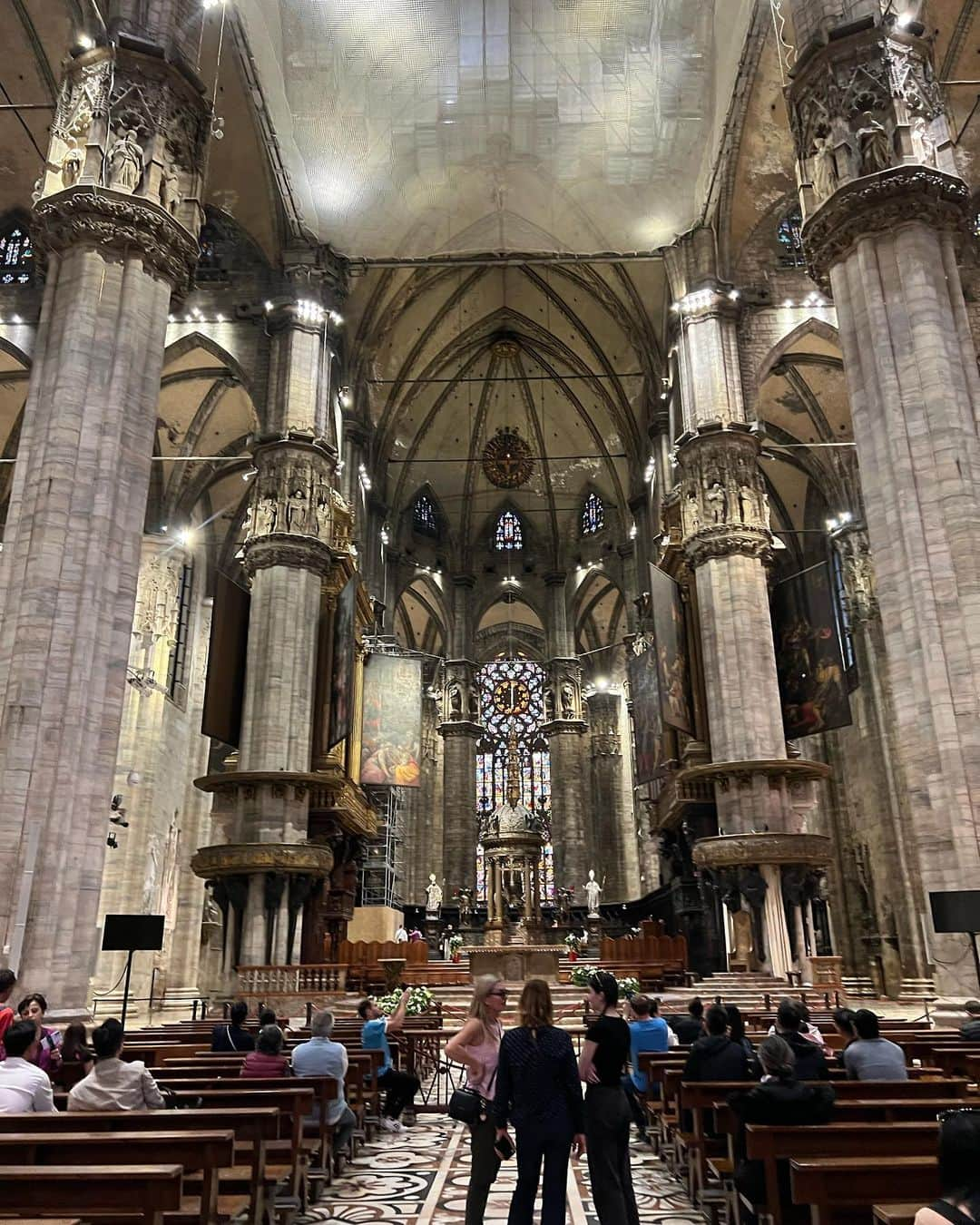 黒ユイさんのインスタグラム写真 - (黒ユイInstagram)「#duomo #duomomilano  #ドゥオーモ　の中💒 ステンドグラスも綺麗だった✨ #イタリア #イタリア旅行 #ミラノ　#italy #milano」5月10日 7時08分 - yui_my_life