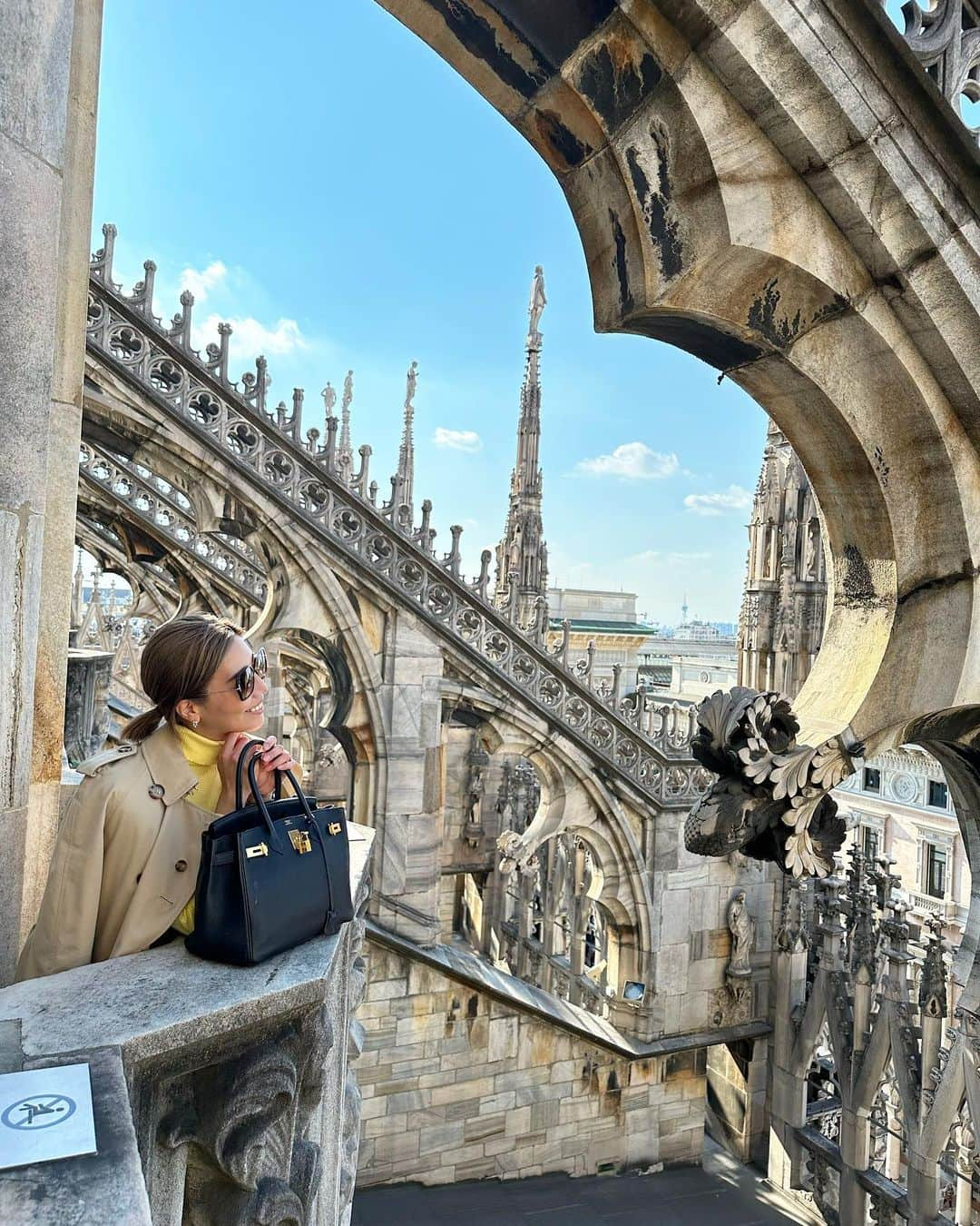 黒ユイのインスタグラム：「#duomo #duomomilano  #ドゥオーモ　の中💒 ステンドグラスも綺麗だった✨ #イタリア #イタリア旅行 #ミラノ　#italy #milano」