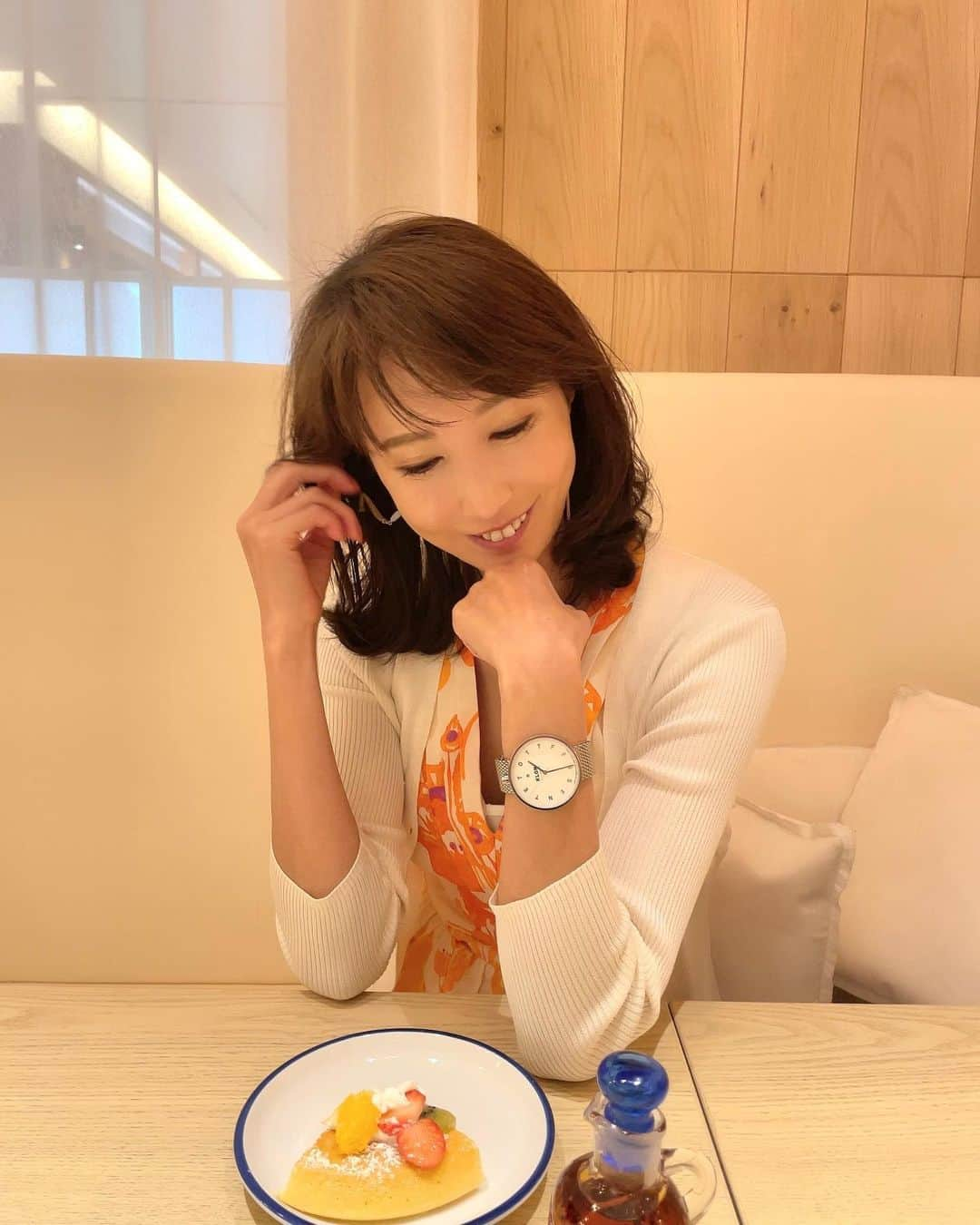 奈々さんのインスタグラム写真 - (奈々Instagram)「おはようございます😃  オシャレでかっこいい腕時計⌚️  大き目フェイスなので かっこよくつけれて 男性にも👍  シルバーでシンプルなので どんなお洋服でも合うと思います❤️  @klon_klon_klon  #klon#your_klon#腕時計 #腕時計くら部 #腕時計コーデ #腕時計好き #腕時計倶楽部 #腕時計大好き #手元倶楽部 #手元くら部 #手元コーデ #花柄ワンピース #カーディガンコーデ #エレガント #エレガントコーデ #きれいめコーデ #アラフィフモデル #50代モデル #ヘアカタログモデル #ヘアカタ #サロンモデル #サロモ #ミセスモデル」5月10日 7時13分 - nanafujn