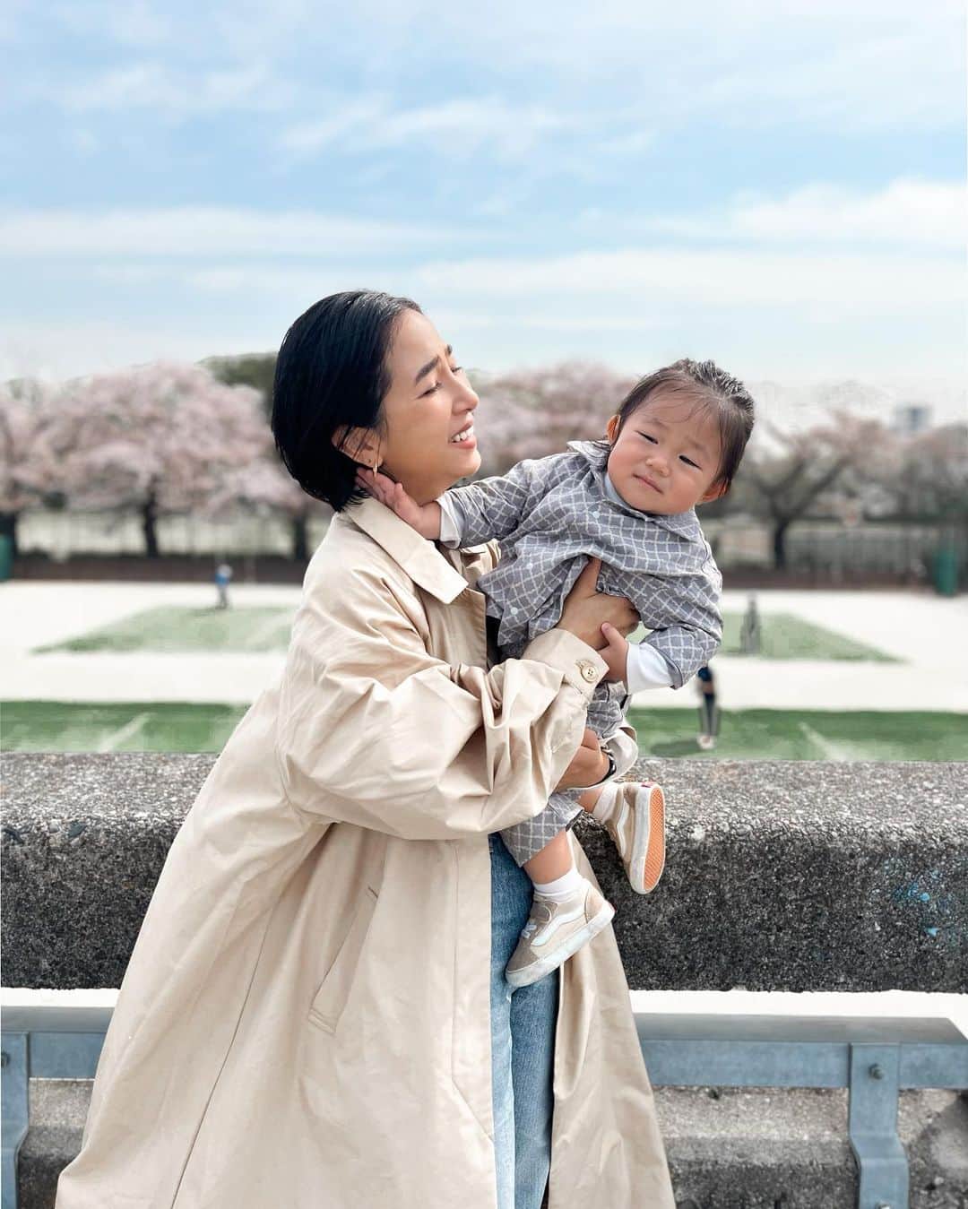 Hiiiiikoさんのインスタグラム写真 - (HiiiiikoInstagram)「♡ . . 背景🌸だけど、大丈夫そ？笑 いつもさ、写真はたくさん撮るんだけど postが中々出来てない🥲  お気に入りの3枚♥️ wakaさんのおふざけ顔大好き💕 komachiさんは、すぐ嫌がるのよね😀笑 . . #親子#リンクコーデ#姉妹コーデ#セットアップ#3歳#1歳#3歳女の子#1歳女の子#姉妹#ママ#ママコーデ#ママファッション#コーデ#ファッション#シンプルコーデ#カジュアルコーデ#プチプラコーデ#プチプラ#4人のママ#女の子ママ#姉妹#男の子ママ#春コーデ」5月10日 7時18分 - marcella26