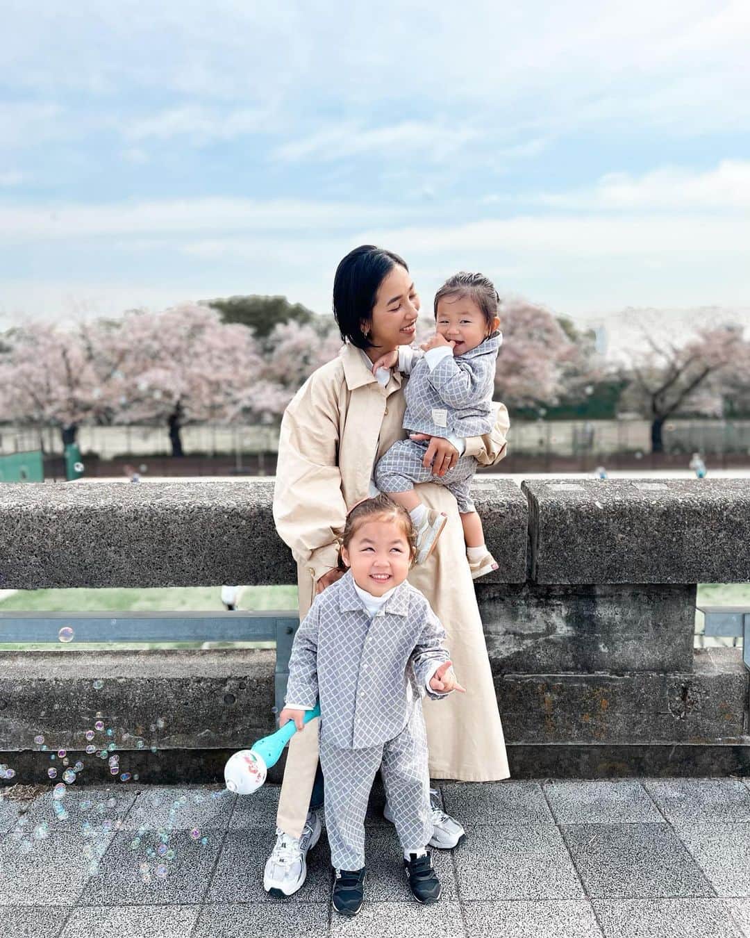 Hiiiiikoさんのインスタグラム写真 - (HiiiiikoInstagram)「♡ . . 背景🌸だけど、大丈夫そ？笑 いつもさ、写真はたくさん撮るんだけど postが中々出来てない🥲  お気に入りの3枚♥️ wakaさんのおふざけ顔大好き💕 komachiさんは、すぐ嫌がるのよね😀笑 . . #親子#リンクコーデ#姉妹コーデ#セットアップ#3歳#1歳#3歳女の子#1歳女の子#姉妹#ママ#ママコーデ#ママファッション#コーデ#ファッション#シンプルコーデ#カジュアルコーデ#プチプラコーデ#プチプラ#4人のママ#女の子ママ#姉妹#男の子ママ#春コーデ」5月10日 7時18分 - marcella26