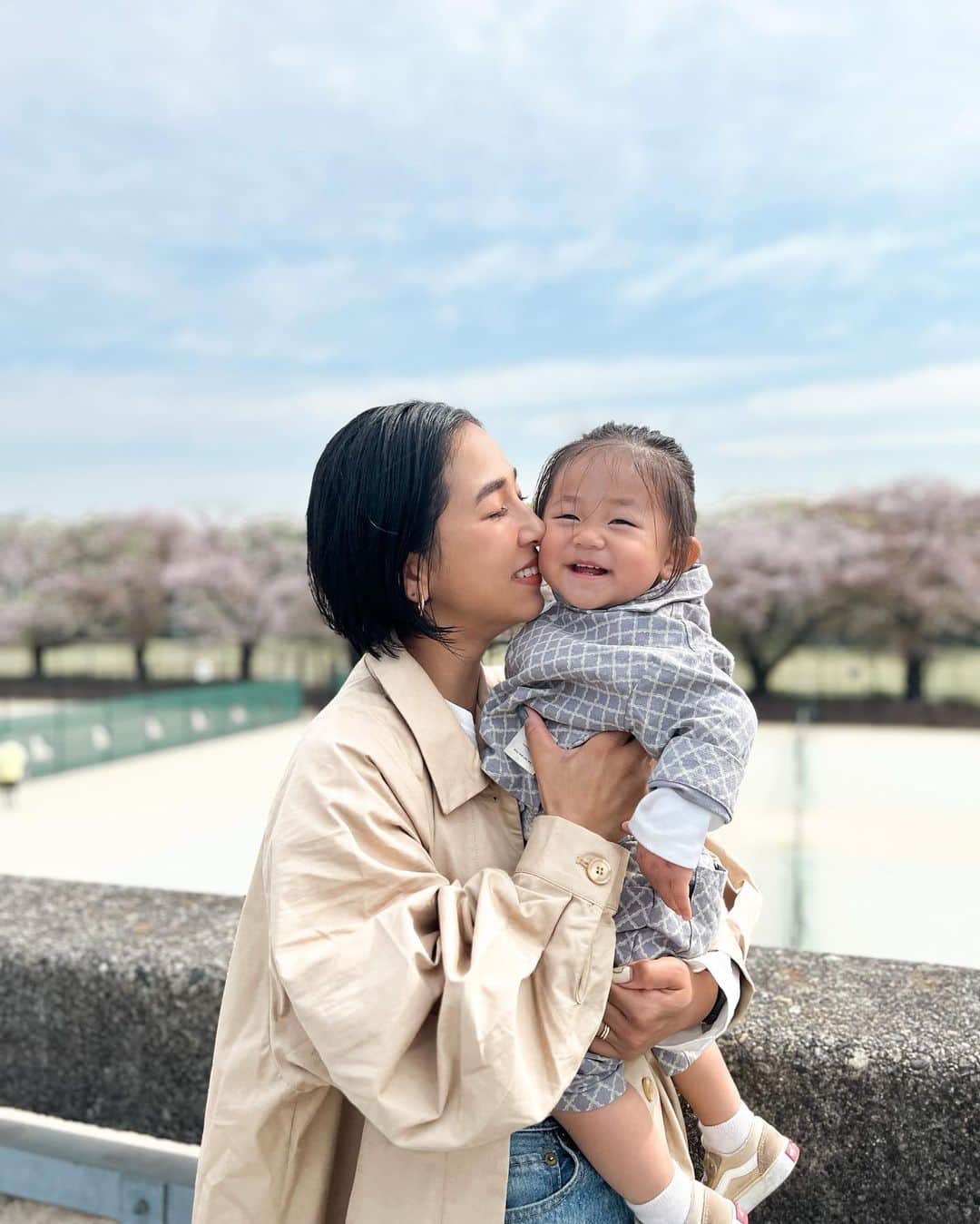 Hiiiiikoさんのインスタグラム写真 - (HiiiiikoInstagram)「♡ . . 背景🌸だけど、大丈夫そ？笑 いつもさ、写真はたくさん撮るんだけど postが中々出来てない🥲  お気に入りの3枚♥️ wakaさんのおふざけ顔大好き💕 komachiさんは、すぐ嫌がるのよね😀笑 . . #親子#リンクコーデ#姉妹コーデ#セットアップ#3歳#1歳#3歳女の子#1歳女の子#姉妹#ママ#ママコーデ#ママファッション#コーデ#ファッション#シンプルコーデ#カジュアルコーデ#プチプラコーデ#プチプラ#4人のママ#女の子ママ#姉妹#男の子ママ#春コーデ」5月10日 7時18分 - marcella26