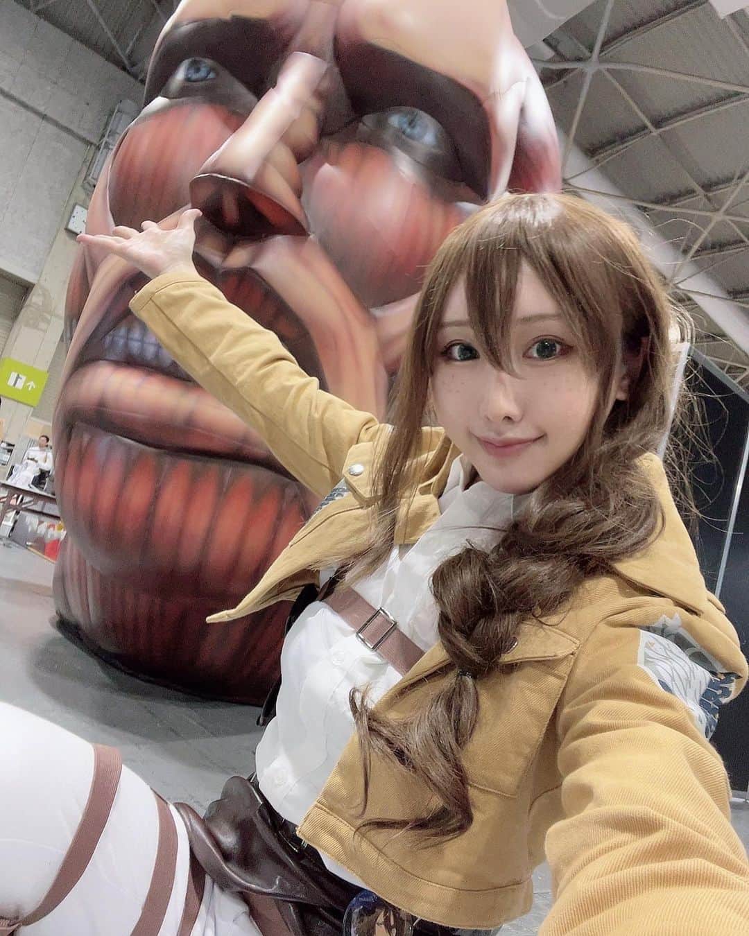 鳥海かうさんのインスタグラム写真 - (鳥海かうInstagram)「GWは大阪コミコンで進撃の巨人ブースで調査兵団としてお手伝いさせて頂きました🥰💪 たくさんの方の超大型巨人討伐に挑戦して頂きとても嬉しかったです！ 大阪コミコン、また行きたいな ❁ ❁ ❁ ❁ ❁ ❁ ❁ ❁ #大阪コミコン #コミコン #コスプレ  #コスプレイヤー #cosplaygirl #cosplayer #japanesegirl #日本女孩 #進撃の巨人  #進撃  #attackontitan #コンパニオン #attackontitanedit #Japanese #osakacomiccon #akihabara  #comiccon2023  #attackontitancosplay #japanmodel #鳥海かう #グラドル  #pinup  #코스프레  #코스프레모델  #permainan  #baju  #idola」5月10日 7時28分 - kau_toriumi