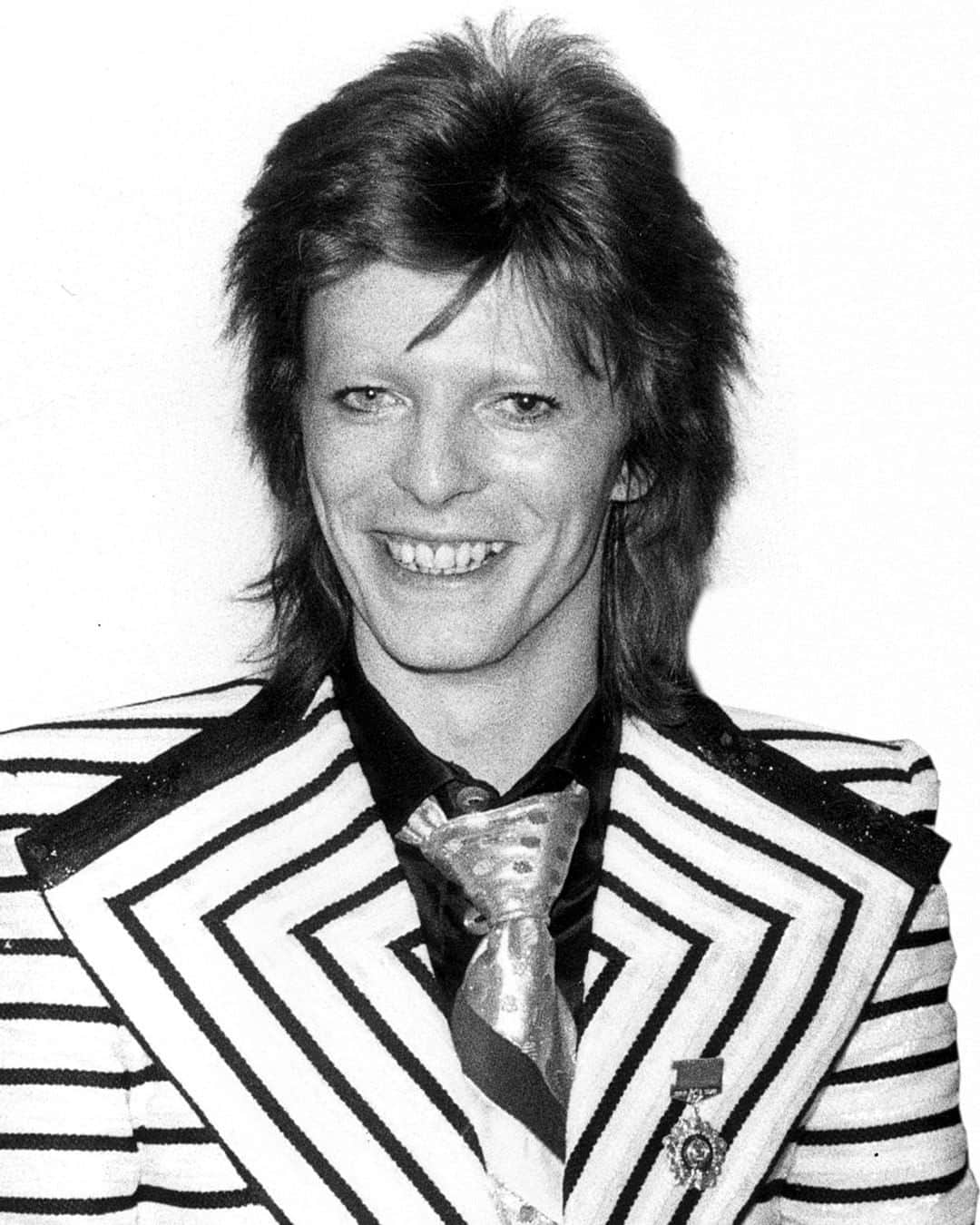 デヴィッド・ボウイさんのインスタグラム写真 - (デヴィッド・ボウイInstagram)「BOWIE MEETS PETE AND DUD 50 YEARS AGO TONIGHT  “They pulled in just behind the fridge...” *  This image of an amused David Bowie was taken fifty years ago this evening, when he met up with Peter Cook and Dudley Moore following the duo's Behind The Fridge presentation at London’s Cambridge Theatre on 9th May, 1973.  Bowie was a big fan of the pair and had been for some time, years later he would slip into character with Brian Eno on occasion, as remembered by Brian on David’s passing in 2016: “David’s death came as a complete surprise, as did nearly everything else about him. I feel a huge gap now. We knew each other for over 40 years, in a friendship that was always tinged by echoes of Pete and Dud.”  In 1971 David had asked Moore if he would play piano on Hunky Dory, it wasn’t to be. However, Bowie managed to sneak the title of the Pete and Dud show into the lyric of Young Americans, as quoted above.  Oh, to have been a fly on the wall during that backstage meeting. Captions suggesting just what Mr Cook had uttered to make Bowie smile so, are encouraged in the comments section.  * The lyric really is fridge, not, as is often misheard, bridge. This fact was confirmed by Bowie himself.   #BowiePeteDud」5月10日 7時28分 - davidbowie