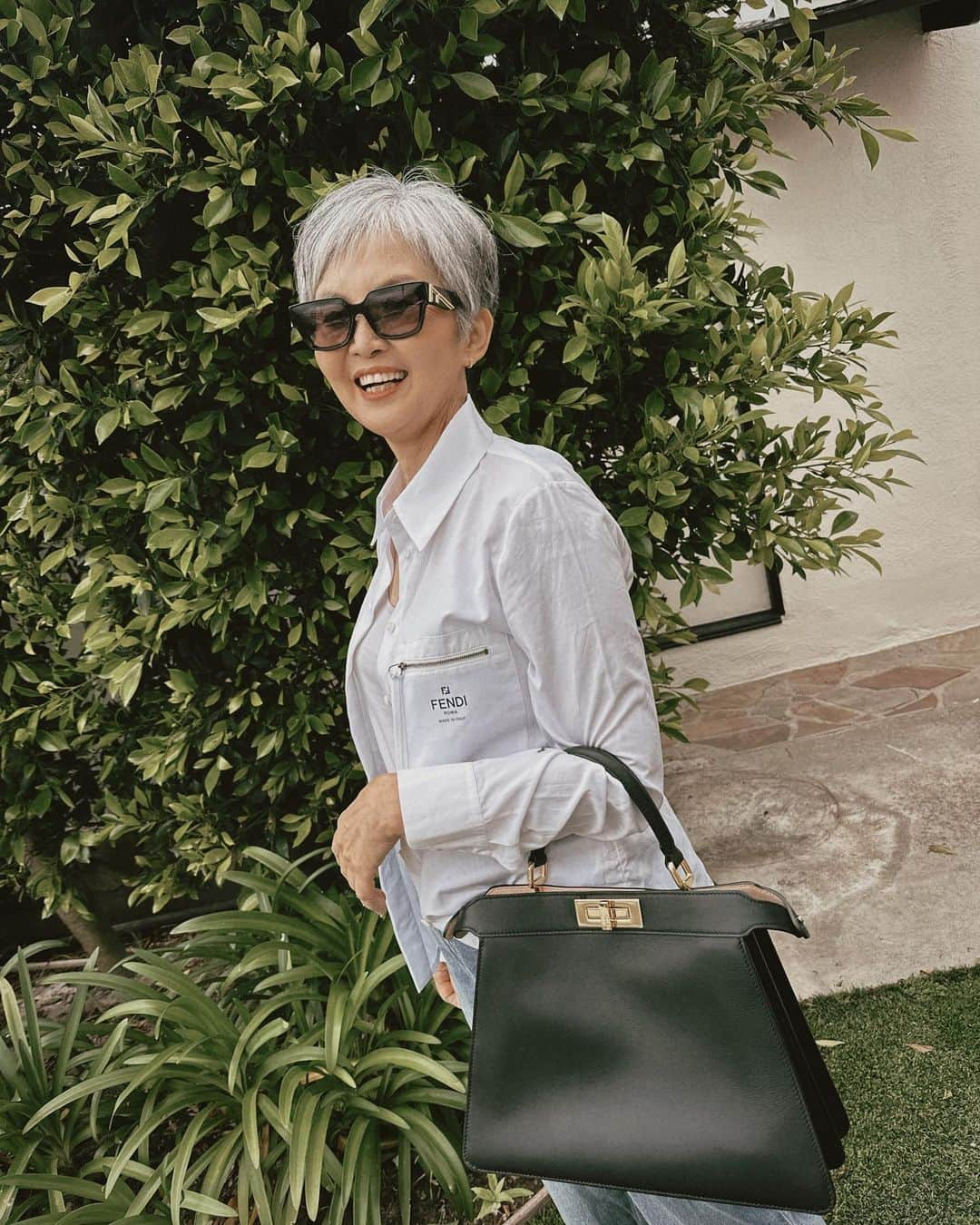 クリッセル・リムさんのインスタグラム写真 - (クリッセル・リムInstagram)「Nothing makes me happier than seeing my mama happy and look at that smile with her new @fendi . Love you umma 🫶🏻#Fendipeekaboo」5月10日 7時28分 - chrisellelim