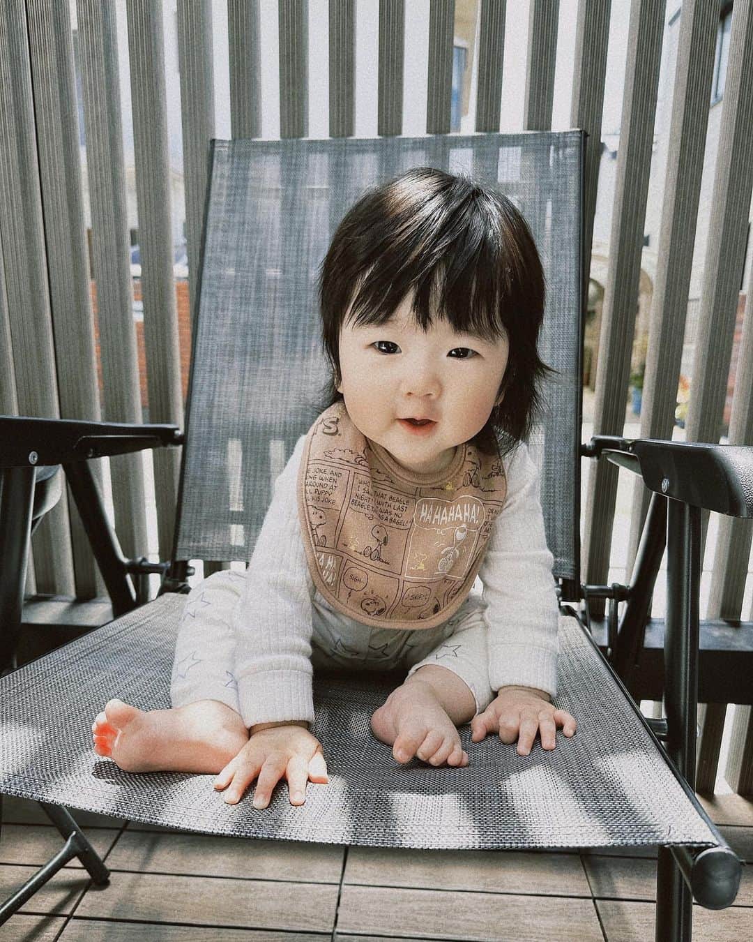川崎美海のインスタグラム：「最近のお座りまや姫👸  なんか本当赤ちゃんから 子供になって来たっ  泣き過ぎていつもおめめ👀 腫れぼったいのも可愛いっ  自我がでてきて すぐ抱っこって手伸ばしてきたり 姿見えなくなると泣いてみたり いきなりきゃーーー！！って 脳天突き抜ける声で叫んでみたり  大変だけど可愛いっ  #8ヶ月  #8ヶ月ベビー  #女の子ベビー  #女の子ママ  #赤ちゃんのいる生活  #あかちゃんのいる生活  #子育て日記  #成長記録」