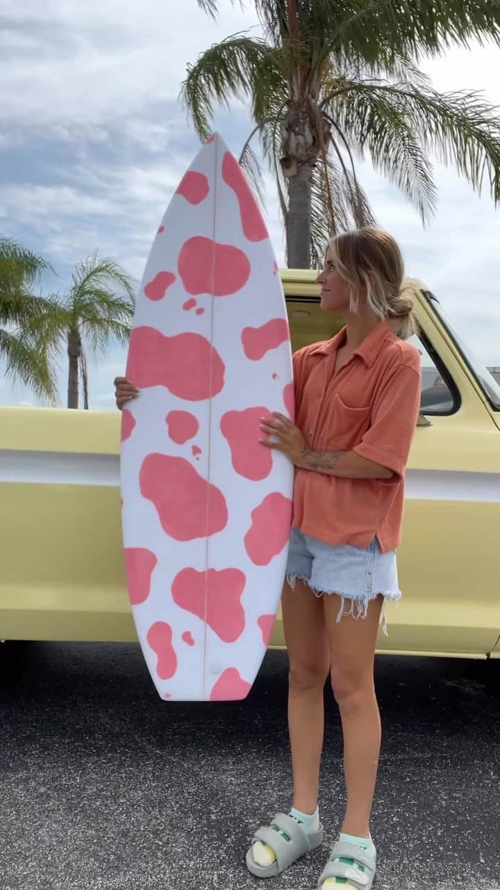 Emily Zeckのインスタグラム：「SOLD The Coastal Cowgirl 💕🌊 4’9” x 17 1/2” x 2” She’s a short shortie. Ready to ride or hang as art 🫶🏼 Happily accepting offers on this lil number.」