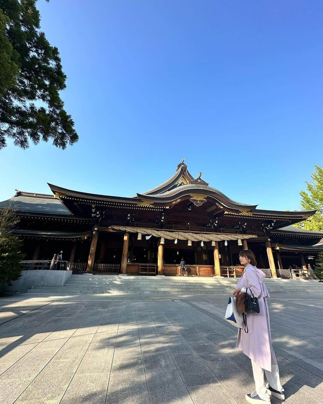 細田阿也さんのインスタグラム写真 - (細田阿也Instagram)「#寒川神社 @samukawa_jinja_official  全国唯一の　#八方除 の守護神と御指南頂き  ⚽️試合後迎えのはずがプラン変更となり折角ならばと 相模國探検兼ねて伺いました 😆  地相・家相・方位・日柄などに起因するすべての禍事・災難を取り除き家業繁栄・福徳円満をもたらし 大難は小難に、小難は無難に、そして吉事は最大に。 歩く先への恐れがなくなり、心晴れやかに毎日を過ごすための八方除は、未来を照らす、人生の羅針盤と聞き駆け込みました！  鳥居も、緑豊かで厳かな御本殿へと続く参道も、心地良く  御祈祷も間に合い 御指南頂いたように 八方除けと、 相手の周りが幸せになりますようにと 参拝して参りました。  #八福餅 食べたかった😆  そして御祈祷後、すぐ連絡もあり驚いた次第です。  縁結び、縁切りが良き人生の道筋となりますように  私は妬み嫉み僻みは苦手なので、周りの幸せを願うことにしっくりきて  どうふるいにかけられるのか☺️  #鈴虫寺  @suzumushidera  京都にも行きたいと思っていたらママ友からお守りお裾分け頂き 願い事ひとつ唱えました。」5月10日 7時40分 - hosodaaya