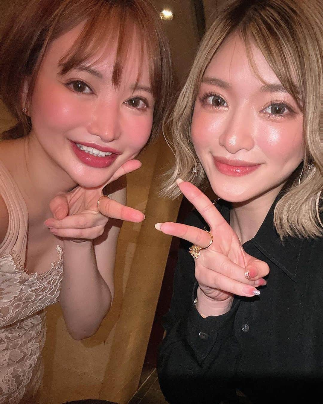 里美ゆりあのインスタグラム：「@lala_chan_lalah ちゃんが @muserva_roppongi に飲みに来てくれた🎵 久しぶりにお会い出来て相変わらず美人で可愛くて沢山笑った会でした✨✨ 楽し過ぎて酔っぱらってお気に入りのHERMESの名刺入れ何処かで落として無くしました🥹ショック😨  またララちゃんの存在に癒してもらおうっと💕  #六本木 #roppongi  #lara  #ララ #pretty」