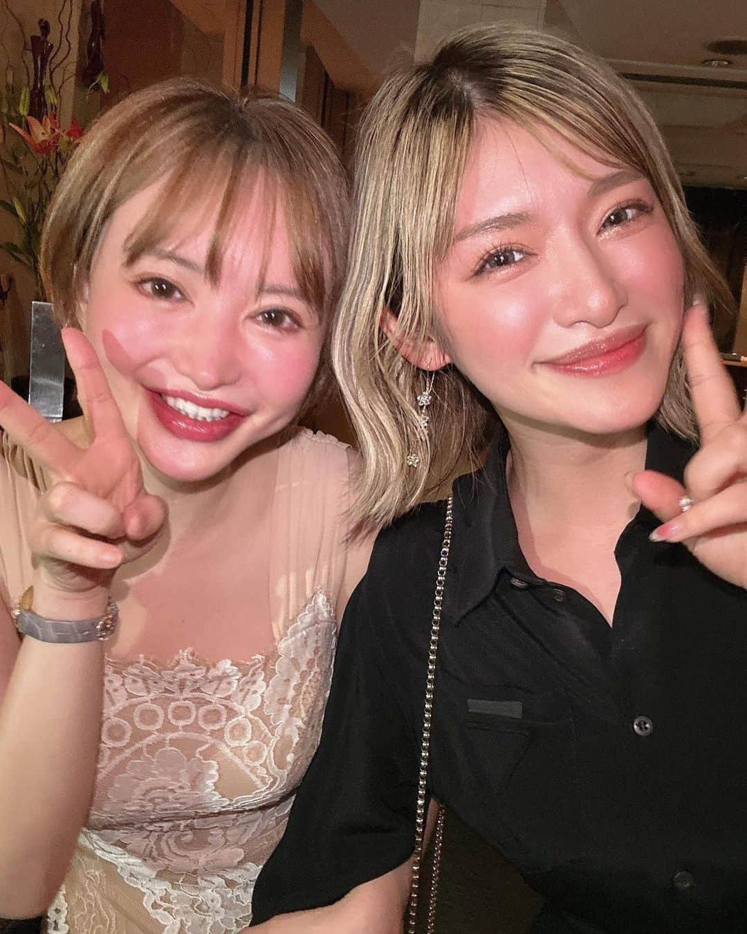 里美ゆりあさんのインスタグラム写真 - (里美ゆりあInstagram)「@lala_chan_lalah ちゃんが @muserva_roppongi に飲みに来てくれた🎵 久しぶりにお会い出来て相変わらず美人で可愛くて沢山笑った会でした✨✨ 楽し過ぎて酔っぱらってお気に入りのHERMESの名刺入れ何処かで落として無くしました🥹ショック😨  またララちゃんの存在に癒してもらおうっと💕  #六本木 #roppongi  #lara  #ララ #pretty」5月10日 7時40分 - satomiyuria