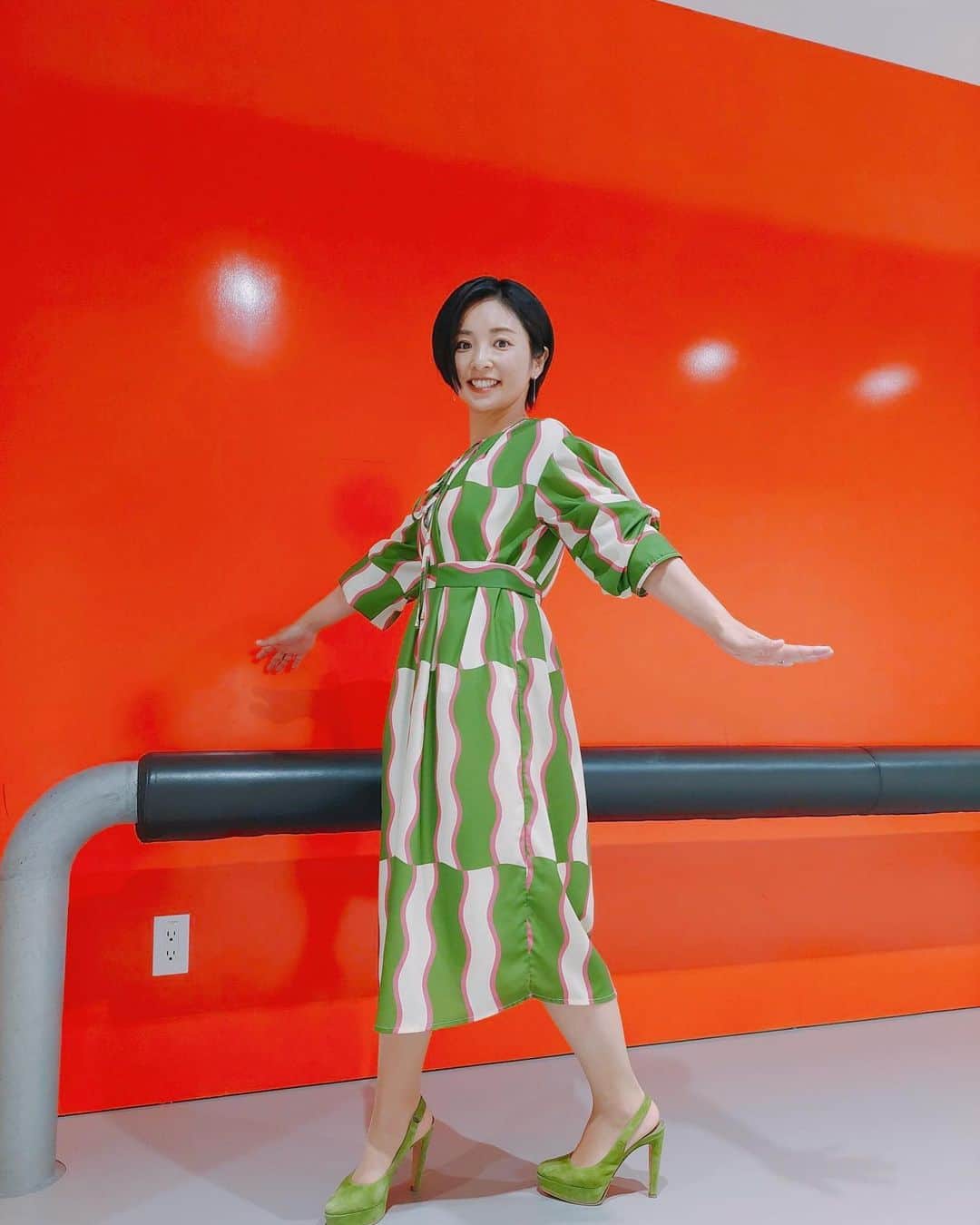片岡安祐美のインスタグラム：「♪  オレンジの背景に緑が映えた日😆✨  #収録  #女神のマルシェ  #日本テレビ」