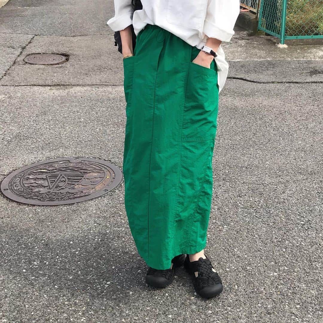 kumikaさんのインスタグラム写真 - (kumikaInstagram)「@nugu_klee newのグリーンのシャカシャカストリングスカート🌿  Hラインストリングロングスカート/green  カラースカートもナイロン素材のシャカシャカで、今年っぽくて新鮮❤️ サイドのビッグサイズなポケットも可愛い🥰 （green.black.ivoryの3色展開です）  bagもkleeの人気アイテム 2wayナイロンストリングバッグ👜💕  @nugu_klee 夏アイテム新商品は、 本日5/10 17:00〜3日間で順番にupdateです❣️ このグリーンのスカートは、5/11 17:00up🌿  topsは、シンプルにオーバーサイズなポケt♡ uniqlouのクルーネックt シャツ7部袖✨ . . . tops#uniqlou  skirt.bag @nugu_klee  shoes#hyke#keenhyke . . . . #夏コーデ#ナイロンスカート#ストリングスカート#カラースカート#スカートコーデ#green#グリーンコーデ#カラーコーデ#uniqlo#ユニクロ#ユニクロコーデ#クルーネックtシャツ7分袖 #ハイク#サンダルコーデ#レザーサンダル#ヘアアレンジ #tbt#ootd#instafashion#outfit#ママコーデ#koreanfashion」5月10日 7時55分 - kumika_iiio2
