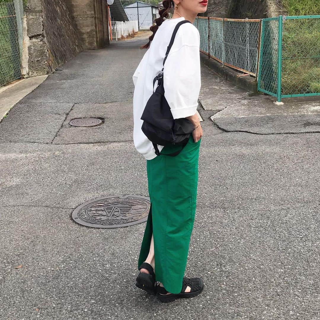 kumikaさんのインスタグラム写真 - (kumikaInstagram)「@nugu_klee newのグリーンのシャカシャカストリングスカート🌿  Hラインストリングロングスカート/green  カラースカートもナイロン素材のシャカシャカで、今年っぽくて新鮮❤️ サイドのビッグサイズなポケットも可愛い🥰 （green.black.ivoryの3色展開です）  bagもkleeの人気アイテム 2wayナイロンストリングバッグ👜💕  @nugu_klee 夏アイテム新商品は、 本日5/10 17:00〜3日間で順番にupdateです❣️ このグリーンのスカートは、5/11 17:00up🌿  topsは、シンプルにオーバーサイズなポケt♡ uniqlouのクルーネックt シャツ7部袖✨ . . . tops#uniqlou  skirt.bag @nugu_klee  shoes#hyke#keenhyke . . . . #夏コーデ#ナイロンスカート#ストリングスカート#カラースカート#スカートコーデ#green#グリーンコーデ#カラーコーデ#uniqlo#ユニクロ#ユニクロコーデ#クルーネックtシャツ7分袖 #ハイク#サンダルコーデ#レザーサンダル#ヘアアレンジ #tbt#ootd#instafashion#outfit#ママコーデ#koreanfashion」5月10日 7時55分 - kumika_iiio2