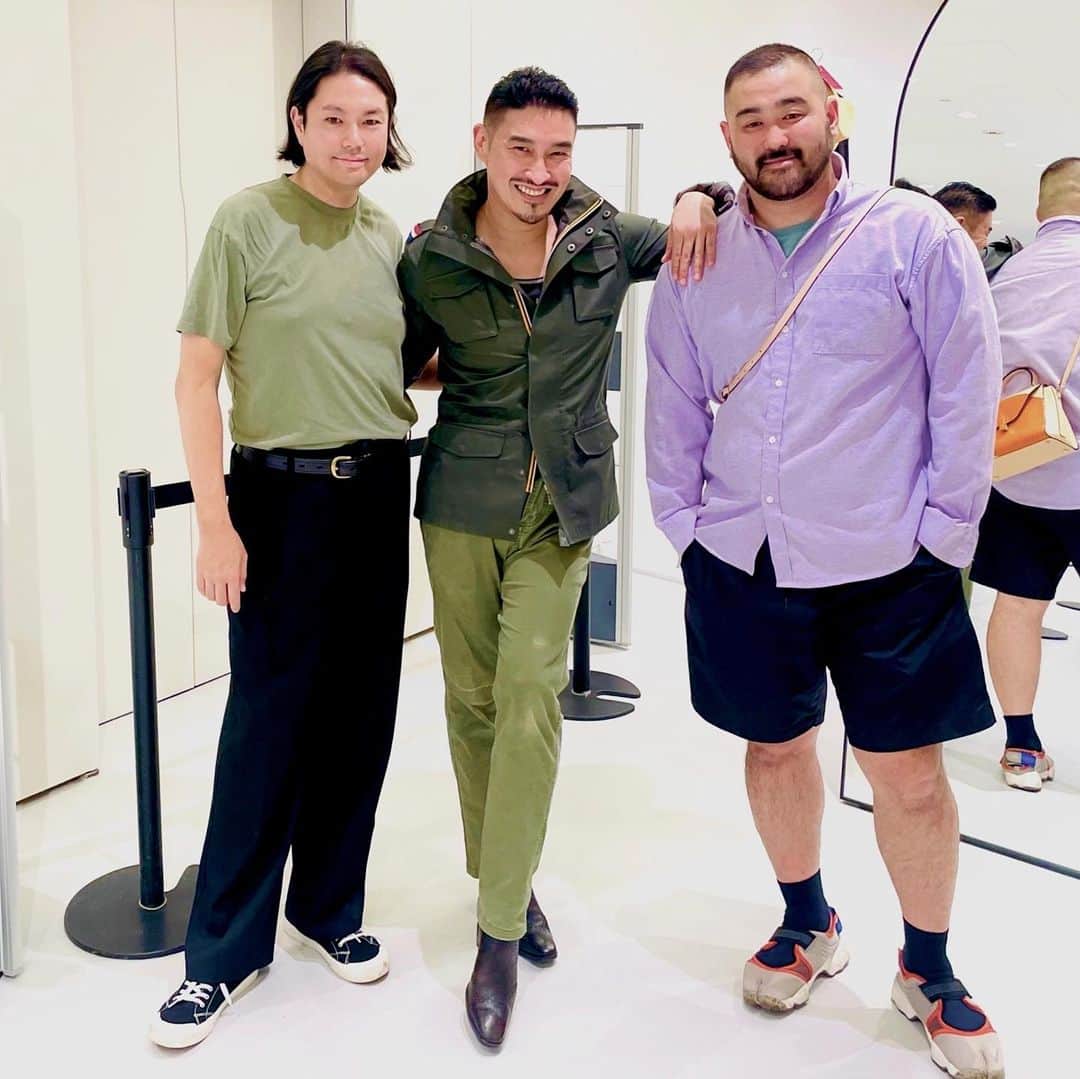 のインスタグラム：「僕がPARISに住んでいた頃、何度かお逢いしたことがあるデザイナーの故#ティエリーミュグレー 氏。彼の意志を受け継ぐメゾンと @HM のコラボレーションは素敵でした。沢山の仲間達と会えて楽しかったです😃また、H&Mのキャンペーン広告の撮影を御一緒させて頂いた本国や日本のPRの方々とも久しぶりに再開叶えて嬉しかったです✨✨  #Repost from @ison.kawada   @HM @MUGLERofficial コラボレーション「 #MuglerHM 」発表で新・銀座店へ。   写真は @Kazuyoshi_Shimomura さん、 @Tomo_Koizumi さんと。  ウィメンズウェア、メンズウェア、アクセサリーより約100 種類を展開し、H&M限定店舗および公式オンラインストア（hm.com）にて5⽉11⽇（⽊）より発売されるミュグレーのクリエイティブディレクター、ケイシー・カドワラダー（Casey Cadwallader）が⼿掛けた「Mugler H&M （ミュグレー・エイチ・アンド・エム）」コレクション。  現クリエイティブディレクターのケイシー・カドワラダー（ @cadwallader ）が80〜90年代のティエリー・ミュグレー（Thierry Mugler）の⻩⾦時代から選んだ、限定版アーカイブ・リバイ バルコレクションを展開。  メゾンの創設者であるマンフレッド・ティエリー・ミュグレー（ @manfredthierrymugler ）のビジョンに敬意を表したロゴに頼らないコレクションは強いデザインながら着用者それぞれの個性が出やすいコレクションに仕上がっています。すぐに着たおしそうなくらい楽しいパターンで気に入ってます。  @kaede_ さん、 @nobuakikaneko_official さん @yamatoinoue__0612 さん @supercupmatcha さん @unakinoco さん @takuto_satoyama さん @jasonsuperstar さん @mishajanette さん @hina_faky さん @mikako_faky さん @maggymoon さん @alisa_urahama さん @marikoinsta さん @buntelicious さん @sakisugai さん @seira_moon_ さん @lovelymakirin さん @mia_scandals さん @ryojiimaizumiさん　　@3rd_official さん @ematanioku さん✨最高でした✨  #HM銀座並木通り店  #下村一喜 #kazuyoshishimomura  #photographer #写真家」
