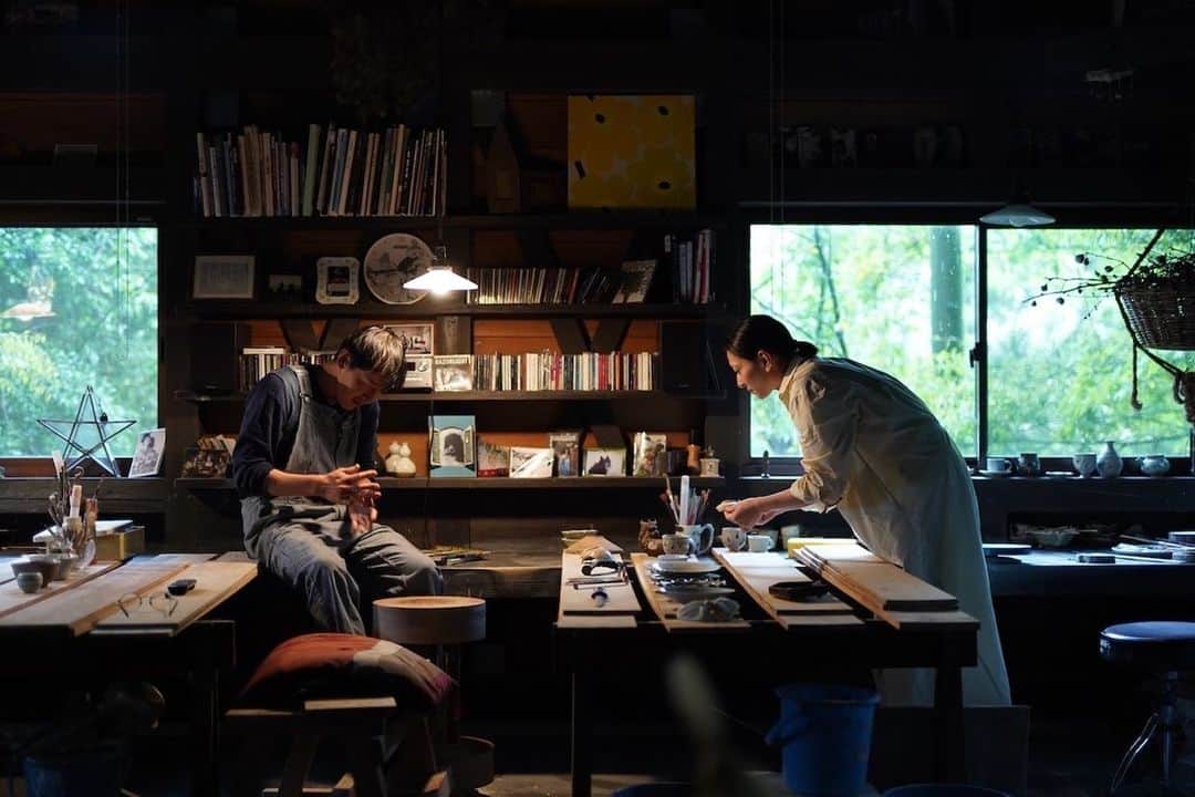 行方 久子 Hisako Namekataのインスタグラム：「. 岡本修一さん @shuichi_86 のアトリエで。  これは、古い陶片を見せてもらってるところかな。 ザーザー降りで、緑たちがイキイキしてた。」