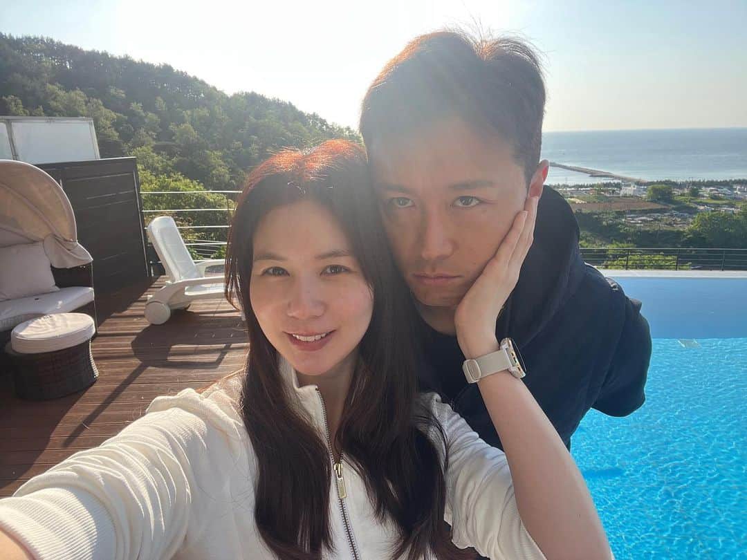 パク・シウンのインスタグラム：「#굿모닝~💙 일만하고 올라가지만 부은얼굴이라도 사진한장은 남기고 가요~😋💕 끌려와 사진찍는 허니~ㅋㅋㅋ 청정지역 울진👋」