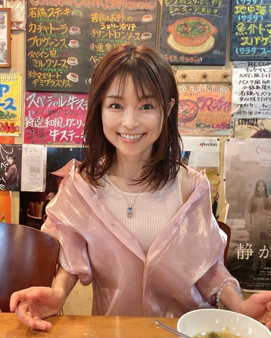 藤田りえさんのインスタグラム写真 - (藤田りえInstagram)「「右手側の椅子、ごめんやけどもうちょっと向こうに寄って」な写真。 椅子と右手のせめぎあい。 ⁡ ⁡ この間、トラットリア(イタリアン食堂)に連れて行ってもらったよ。 ⁡ オッサレなフレンチレストランも好き、 大皿料理が並ぶ大衆的なお店も好き。 ⁡ ⁡ 昔からよくふらっと1人で食べ歩きしてたけど、 いまだかつて体験していないのは ひとりラーメンと ひとり焼肉！ …40代のうちに経験しておくか笑 オススメのお店があったら教えて♡ ⁡ #藤田りえ #48歳 #1974年生まれ #アラフィフ #アラフォー #40代 #トラットリア #ひとり焼き肉未経験」5月10日 8時16分 - rie_fujita.ana