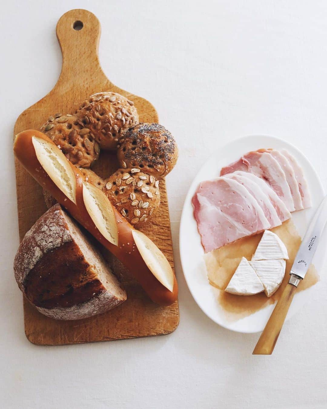 樋口正樹のインスタグラム：「Today's breakfast . 朝ご飯はパンとハムとチーズで、 パンは大岡山のショーマッカー、 おいしいドイツパン３種でした。 半分は夜の🍺のお供にお取置き😋 . . . #Schomaker #Partykranz #Brezel #Laugenstangen #pretzel #berlinerlandbrot #ショーマッカー #パーティークランツ #ベルリーナラントブロート #プレッツェル #ドイツパン #ハムとチーズ #カマンベールチーズ #大岡山グルメ #パン屋さん巡り#朝パン #おいしいパン #DieBioBaeckereiSchomaker」