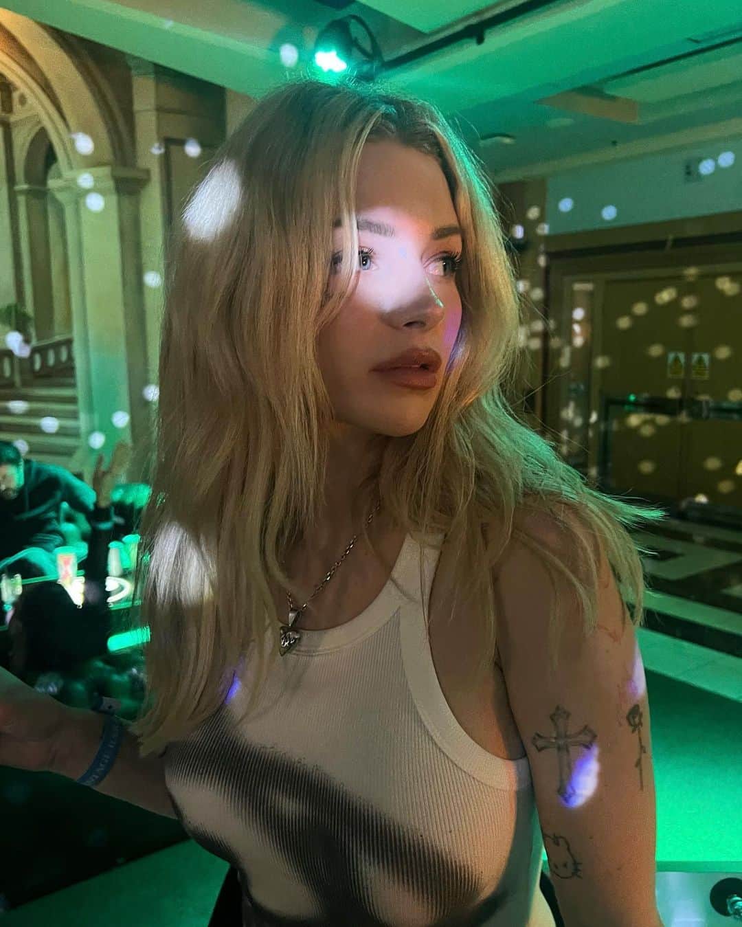 ロッティ・モスのインスタグラム：「BEST NIGHT EVER - Avril is and always will be that girl and one of my biggest inspo’s🥹🥹I remember buying her first album and listening to it on my CD player, listening to her tonight literally brought out my younger self ( I almost cried ngl😂😂)🖤🖤」