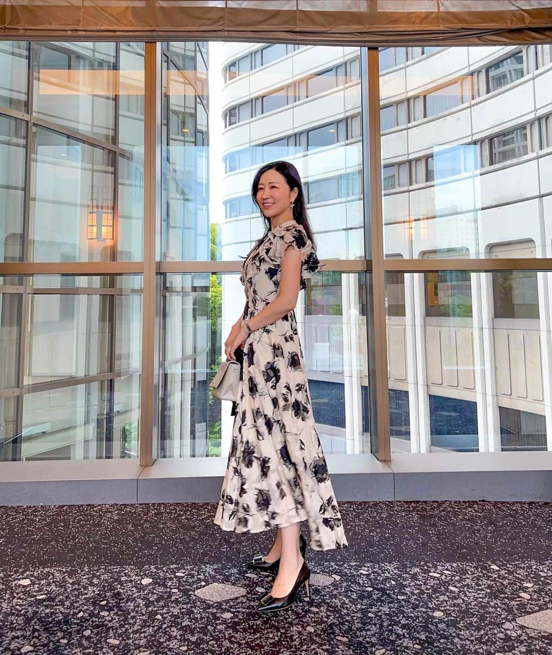 高倉絵理さんのインスタグラム写真 - (高倉絵理Instagram)「先日のディナーで友人から好評だったワンピース。  モノトーンで立体感のある花柄で きちんと感がでる襟元とフリル袖が上品な印象に。  dress @lamode_official   5/16(火) 01:59まで こちらのワンピースが8％オフになる特別クーポンを配布中。 クーポンは @eri_t28 のストーリーに貼っています！  @lamode_press  #lamode #lamode_cd #fashion #ワンピース #ワンピースコーデ #アラフィフファッション #ootd #大人コーデ #大人ファッション #綺麗めコーデ #きれいめコーデ #楽天 #楽天マラソン」5月10日 8時34分 - eri_t28