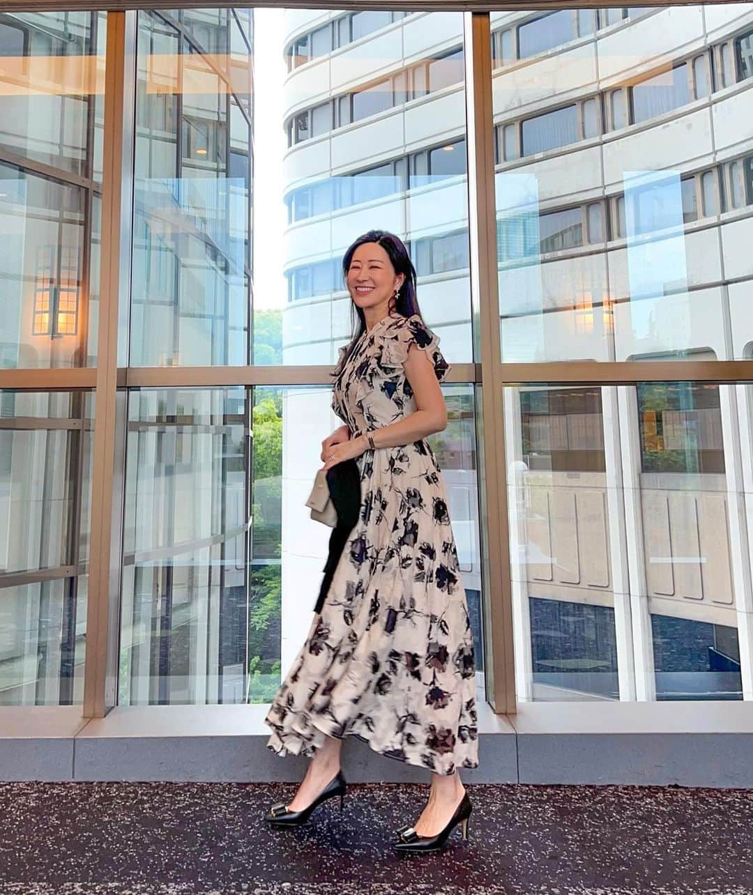 高倉絵理さんのインスタグラム写真 - (高倉絵理Instagram)「先日のディナーで友人から好評だったワンピース。  モノトーンで立体感のある花柄で きちんと感がでる襟元とフリル袖が上品な印象に。  dress @lamode_official   5/16(火) 01:59まで こちらのワンピースが8％オフになる特別クーポンを配布中。 クーポンは @eri_t28 のストーリーに貼っています！  @lamode_press  #lamode #lamode_cd #fashion #ワンピース #ワンピースコーデ #アラフィフファッション #ootd #大人コーデ #大人ファッション #綺麗めコーデ #きれいめコーデ #楽天 #楽天マラソン」5月10日 8時34分 - eri_t28