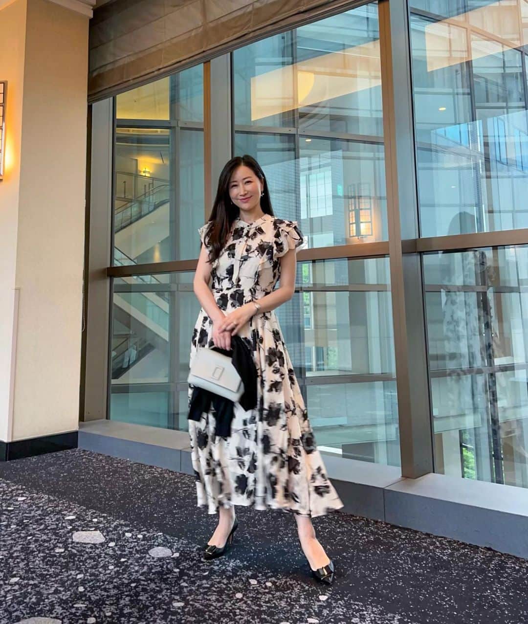 高倉絵理さんのインスタグラム写真 - (高倉絵理Instagram)「先日のディナーで友人から好評だったワンピース。  モノトーンで立体感のある花柄で きちんと感がでる襟元とフリル袖が上品な印象に。  dress @lamode_official   5/16(火) 01:59まで こちらのワンピースが8％オフになる特別クーポンを配布中。 クーポンは @eri_t28 のストーリーに貼っています！  @lamode_press  #lamode #lamode_cd #fashion #ワンピース #ワンピースコーデ #アラフィフファッション #ootd #大人コーデ #大人ファッション #綺麗めコーデ #きれいめコーデ #楽天 #楽天マラソン」5月10日 8時34分 - eri_t28