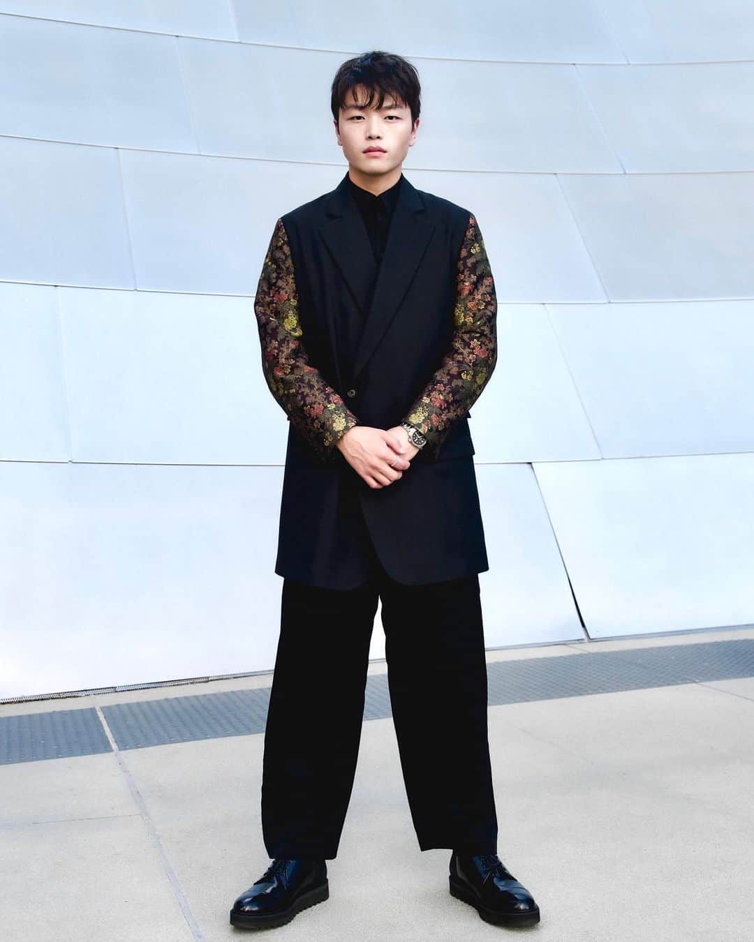 アレックス・シブタニのインスタグラム：「Representing my roots at #GoldGala. 🌕 日系アメリカ人 🇯🇵🇺🇸  Much love to @bingchen, @jeremyntran, and the entire @goldhouseco team.   自分でスタイリングして、日本発のブランドをセレクトしました。 Suit: @yohjiyamamotoofficial  Shoes: @theonitsuka @onitsukatigerofficial  Jewelry: @ambush_official  Watch: @seikowatchofficial  Grooming: @beautyisboring + @sheridanwardofficial  Camera: @leicacamerausa @leica_camera_japan」