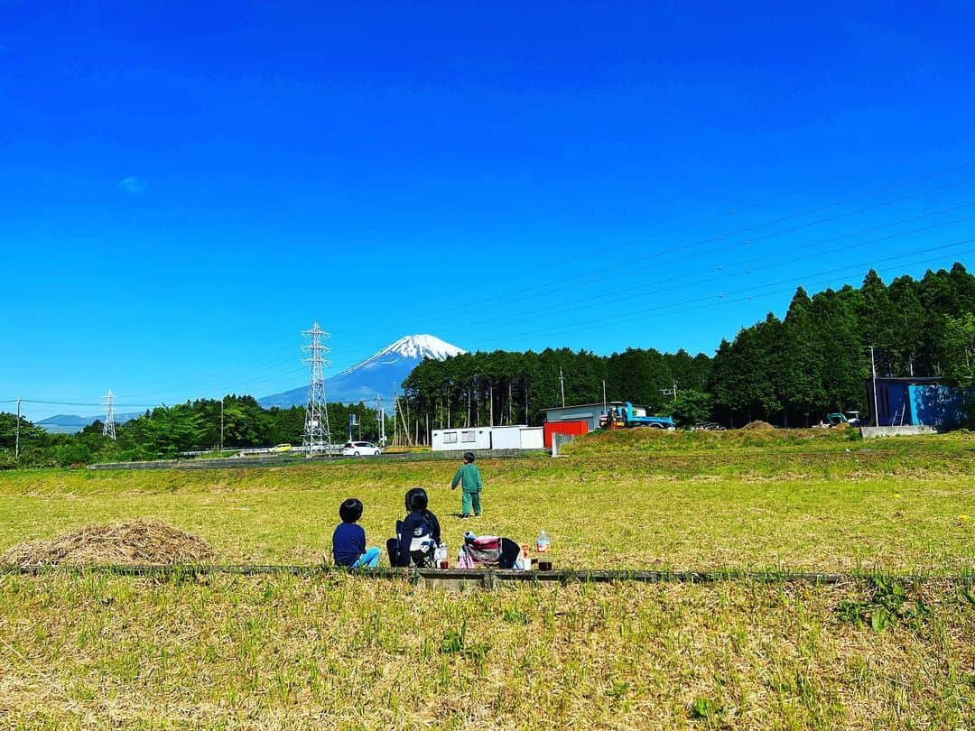 ニーコさんのインスタグラム写真 - (ニーコInstagram)「GWは静岡県でキャンプ🏕️ 保育園の仲良し6家族で行きましたー🚗 富士山が綺麗に見えるここは、なんと友達の実家の裏庭！！😳めっちゃくちゃ広々と、もちろん貸切でゆったり楽しみました！プライベートキャンプ💜最高💜 仮設トイレをトラクターで設置したり🚜とにかくみんな遊びに本気‼の大人たち️！ いっぱい飲んで🍷🍺シェフパパ達の美味しい手料理食べて🍲子どもたちとサッカー、ドッジボール、バドミントン、肝試し、花火、etc 遊びまくりましたーーーー🤩 我が家の自慢のテントは台湾の OutdoorBase❤️   @outdoorbase_japan  #キャンプ#家族キャンプ#アウトドア #GW#静岡県#富士山#富士山キャンプ  #outdoorbase#台湾」5月10日 8時28分 - neeko_isuzu