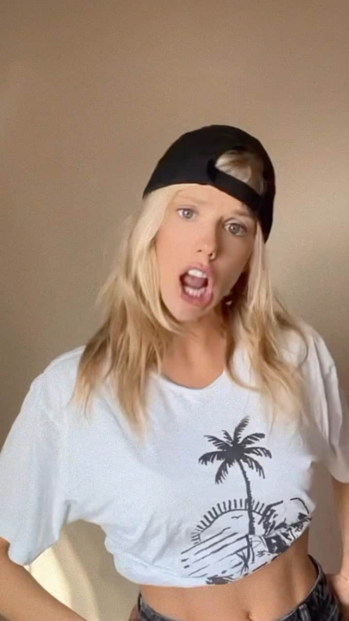 シャーロット・マッキニーのインスタグラム：「It’s that time of year ! What school did you get into ???  I’m just jealous cause I couldn’t  pass 7th grade math 😛」
