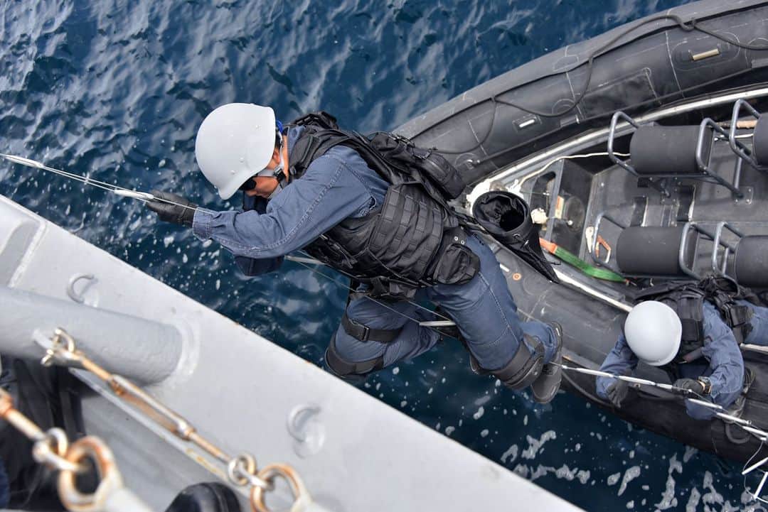 海上自衛隊さんのインスタグラム写真 - (海上自衛隊Instagram)「登れっ！ 訓練は決して止まらない！  #まきなみ #訓練 #精強即応 #ラダー #登攀 #乗船隊」5月10日 8時30分 - jmsdf_pr