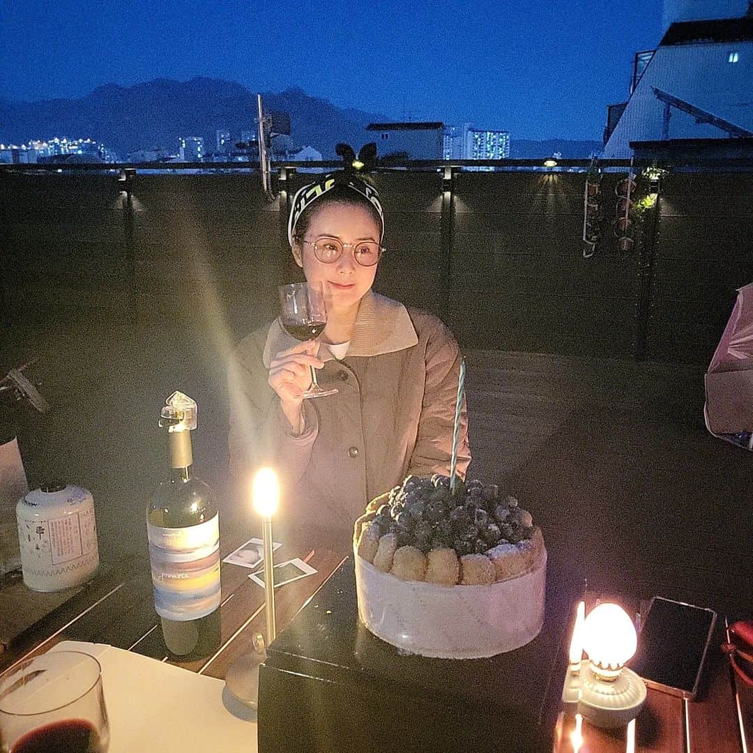 チェ・ジョンユンのインスタグラム：「🤗굿모닝 🤗  고마운 어제. 다시한번 감사함을 안고  앞으로를 잘 살아보겠노라 다짐합니다!  #HBD #감사」