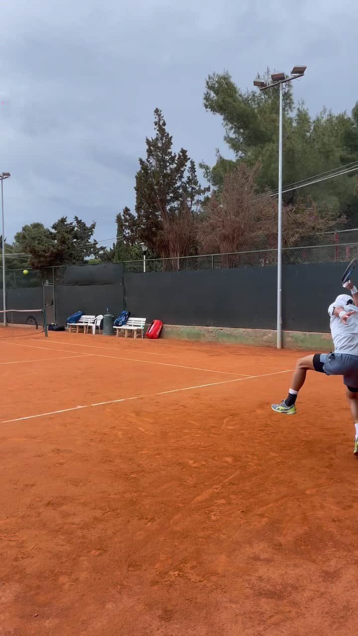 綿貫陽介のインスタグラム：「Clay court🕺 #1球もまともに打ててないやん #風と雨のイレギュラーオンパレード」