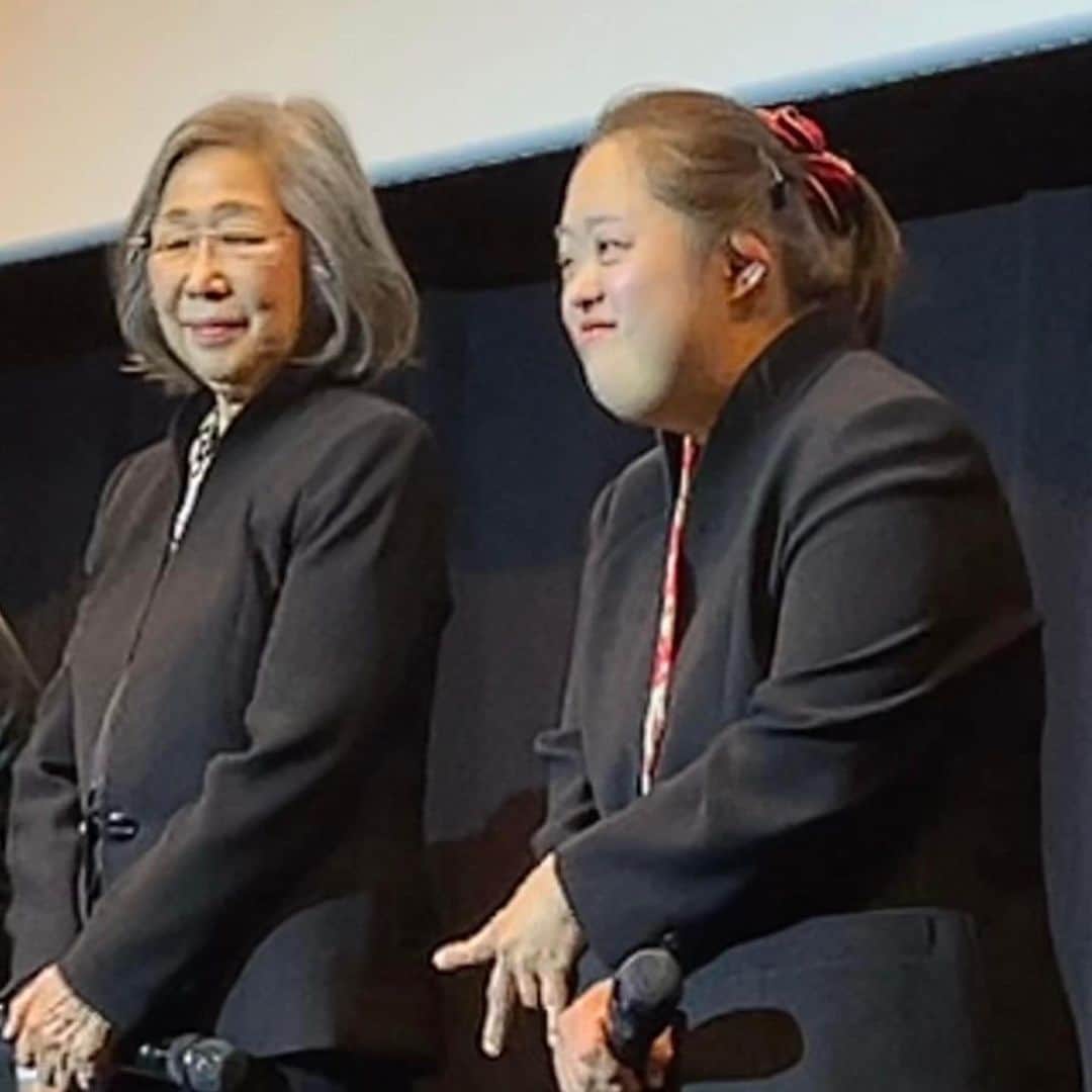 野田聖子さんのインスタグラム写真 - (野田聖子Instagram)「映画「共に生きる　書家金澤翔子」の完成披露試写会でご挨拶をさせていただきました。 ５歳から母である金澤泰子さんを師として書道を始めた翔子さん。その作品を前にすると、心が揺さぶられ、胸が熱くなります。 6/2の映画公開を楽しみにしています。 https://shoko-movie.jp/#modal  #共に生きる  #金澤翔子  #野田聖子」5月10日 8時46分 - seiko.noda