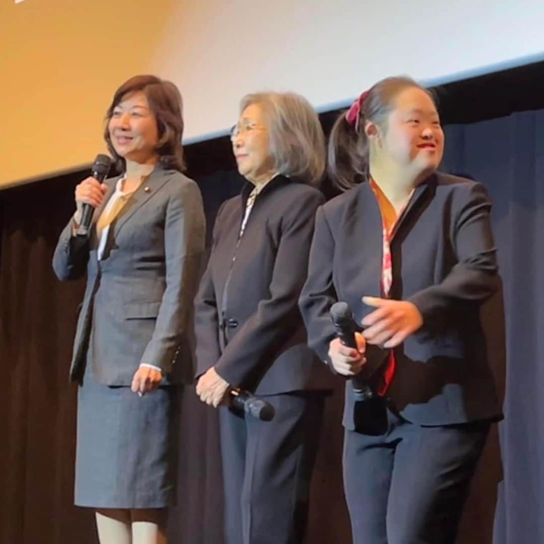 野田聖子さんのインスタグラム写真 - (野田聖子Instagram)「映画「共に生きる　書家金澤翔子」の完成披露試写会でご挨拶をさせていただきました。 ５歳から母である金澤泰子さんを師として書道を始めた翔子さん。その作品を前にすると、心が揺さぶられ、胸が熱くなります。 6/2の映画公開を楽しみにしています。 https://shoko-movie.jp/#modal  #共に生きる  #金澤翔子  #野田聖子」5月10日 8時46分 - seiko.noda