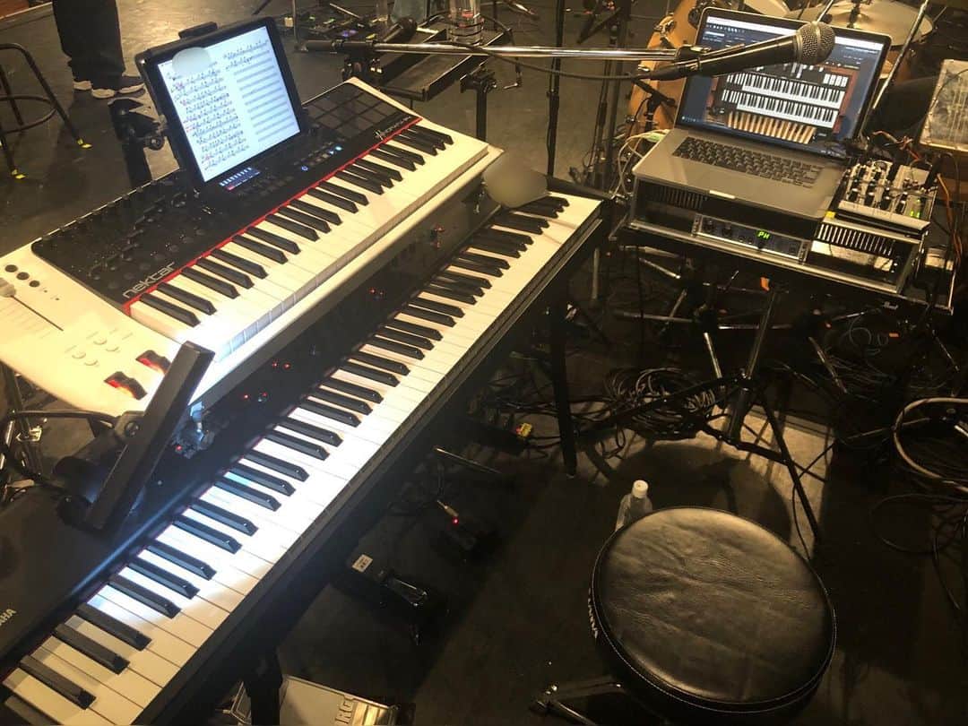 小名川高弘のインスタグラム：「昨日は、もさを。くんの初ツアー初日リキッドルームでした✨ 今回は鍵盤のみで、そしてバンドマスター担当しております！  もさをくんと、お客さんと、たくさんの歌声に包まれた幸せな空間でした✨  #もさを #こいのうたツアー #バンドマスター #keyboardist」