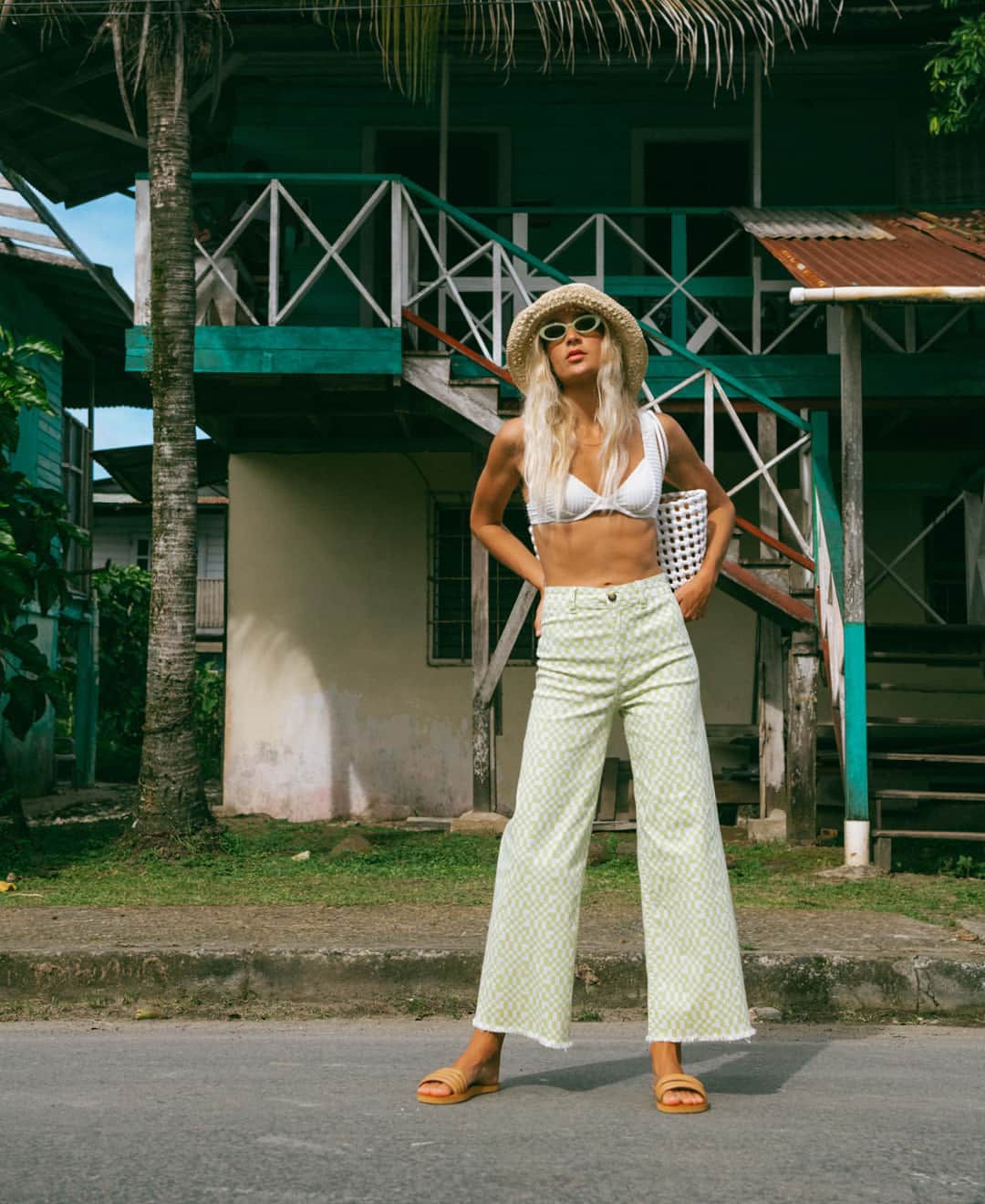 BILLABONG WOMENSさんのインスタグラム写真 - (BILLABONG WOMENSInstagram)「Little pueblos and friendly locals... we explored all day, collecting souvenirs, thoughtful artisan crafts and trinkets and admiring the houses over the water  with their colorfully lined streets」5月10日 9時00分 - billabongwomens