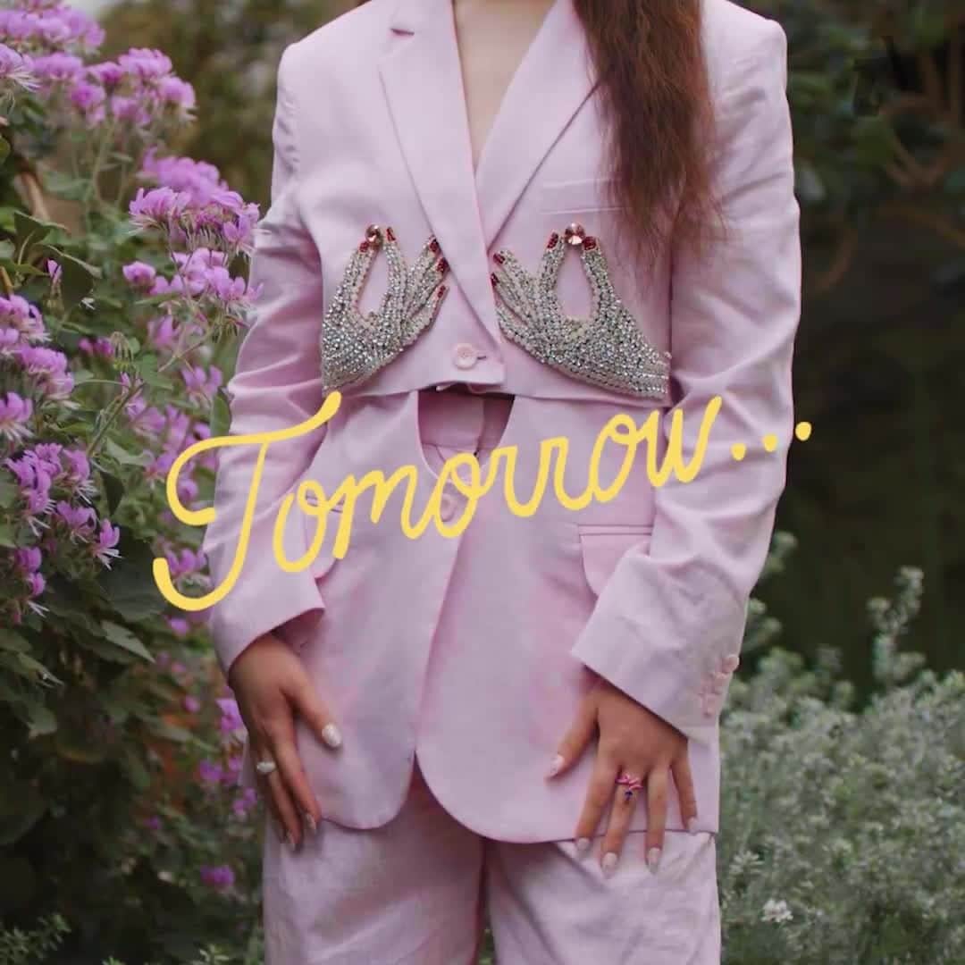 Teen Vogueのインスタグラム：「Our May cover star arrives tomorrow 🌸 Any guesses on who it could be? Sign up for our newsletter for a sneak peek at the link in bio 👀」